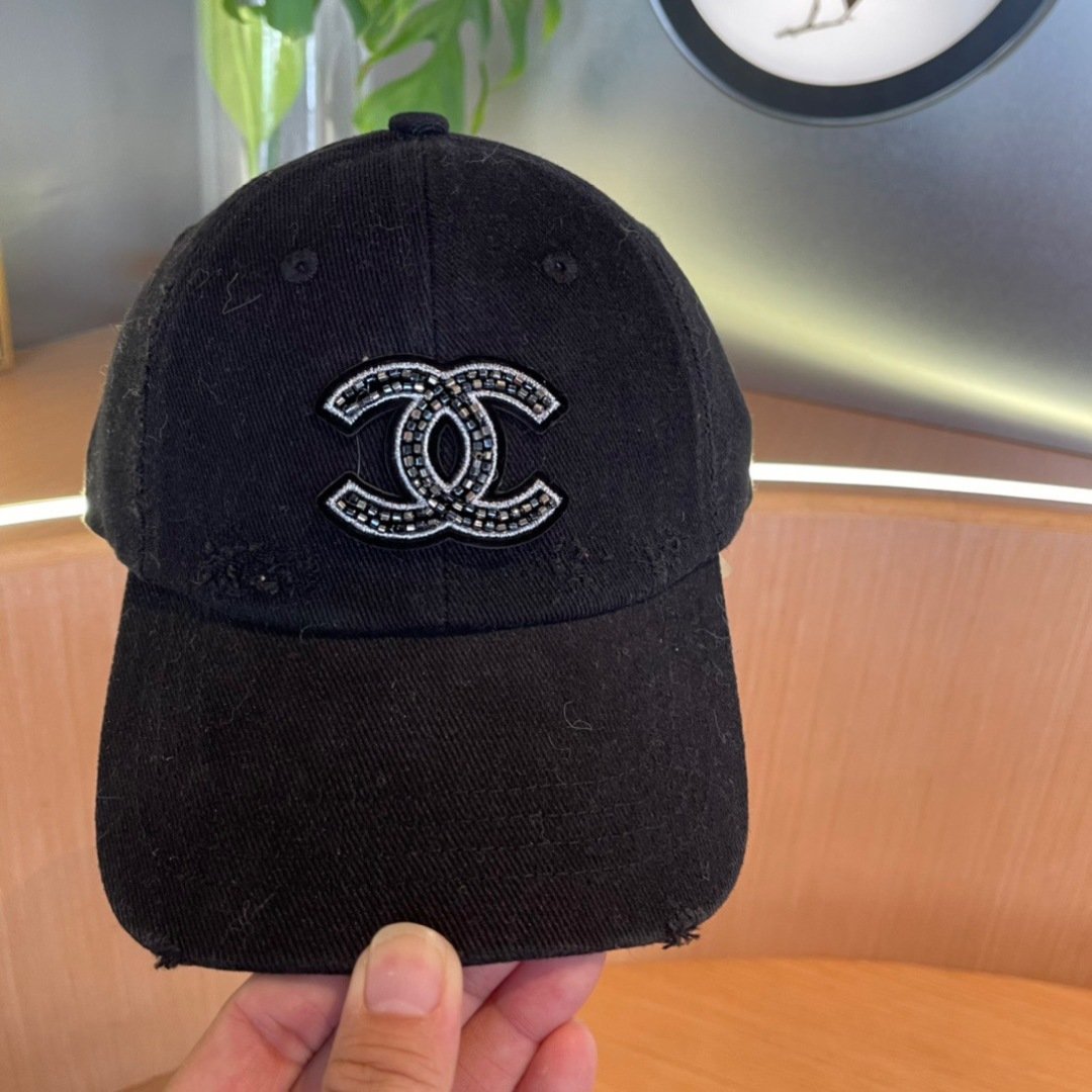 CHANEL Distressed Black Cotton Cap with Crystal CC Emblem - 图片 7