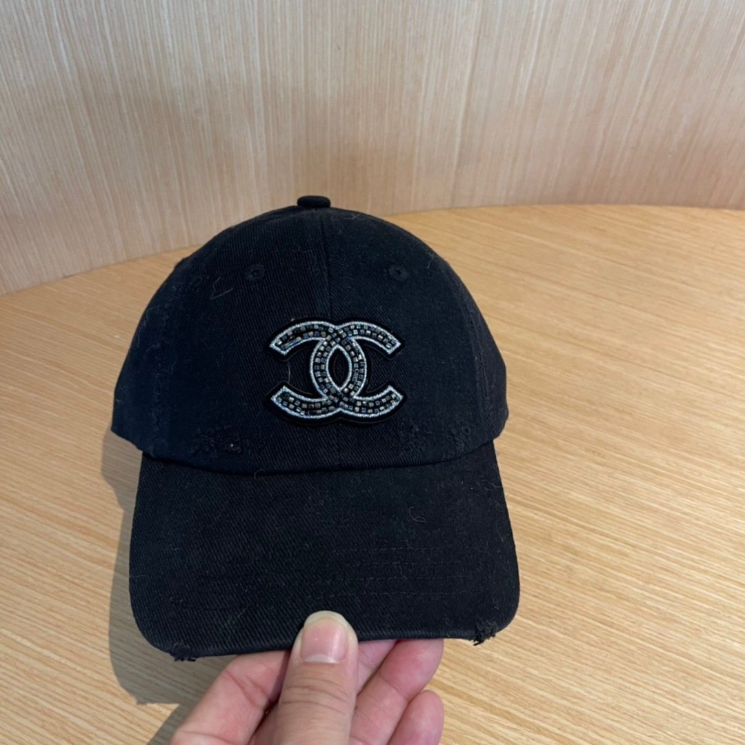 CHANEL Distressed Black Cotton Cap with Crystal CC Emblem - 图片 8