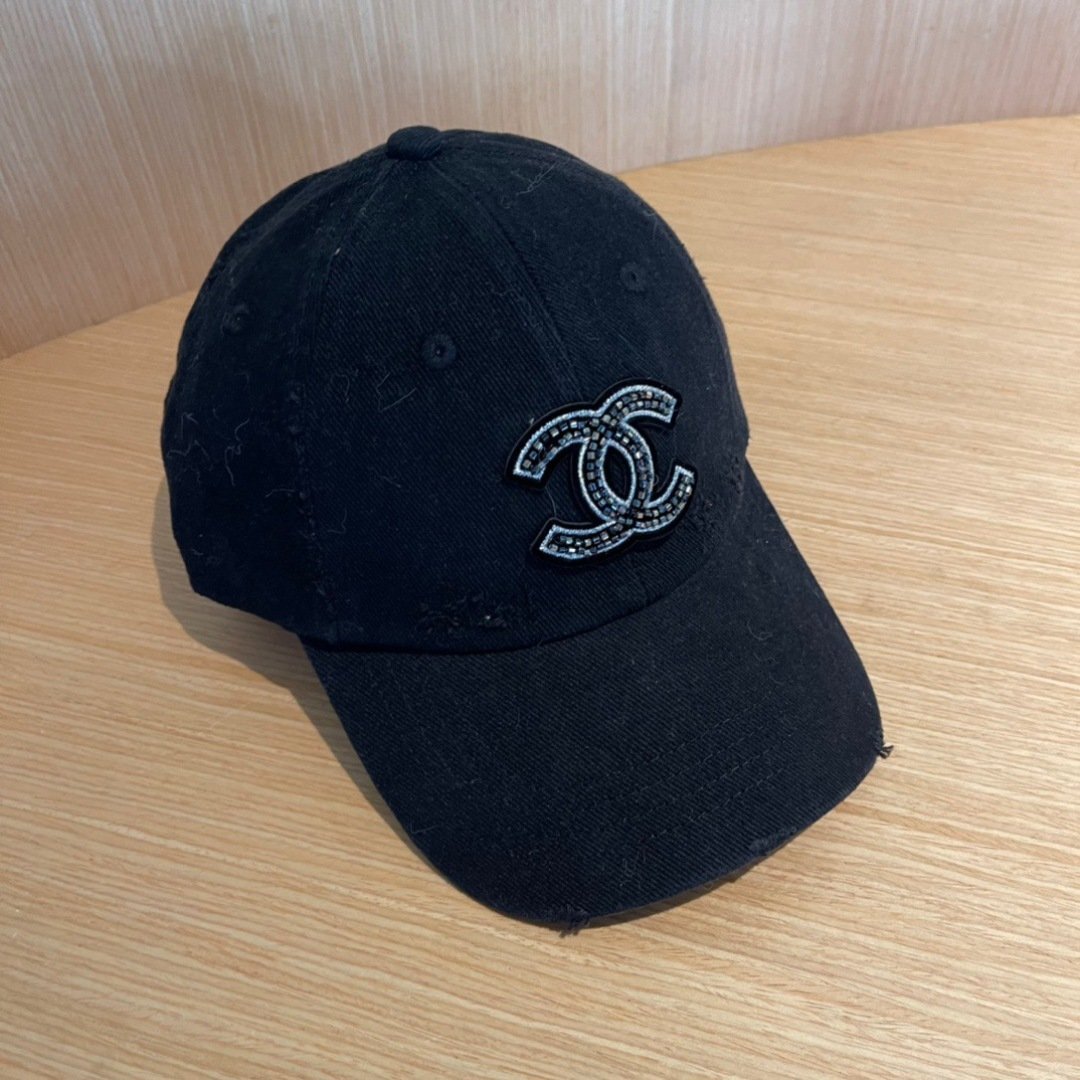 CHANEL Distressed Black Cotton Cap with Crystal CC Emblem - 图片 9