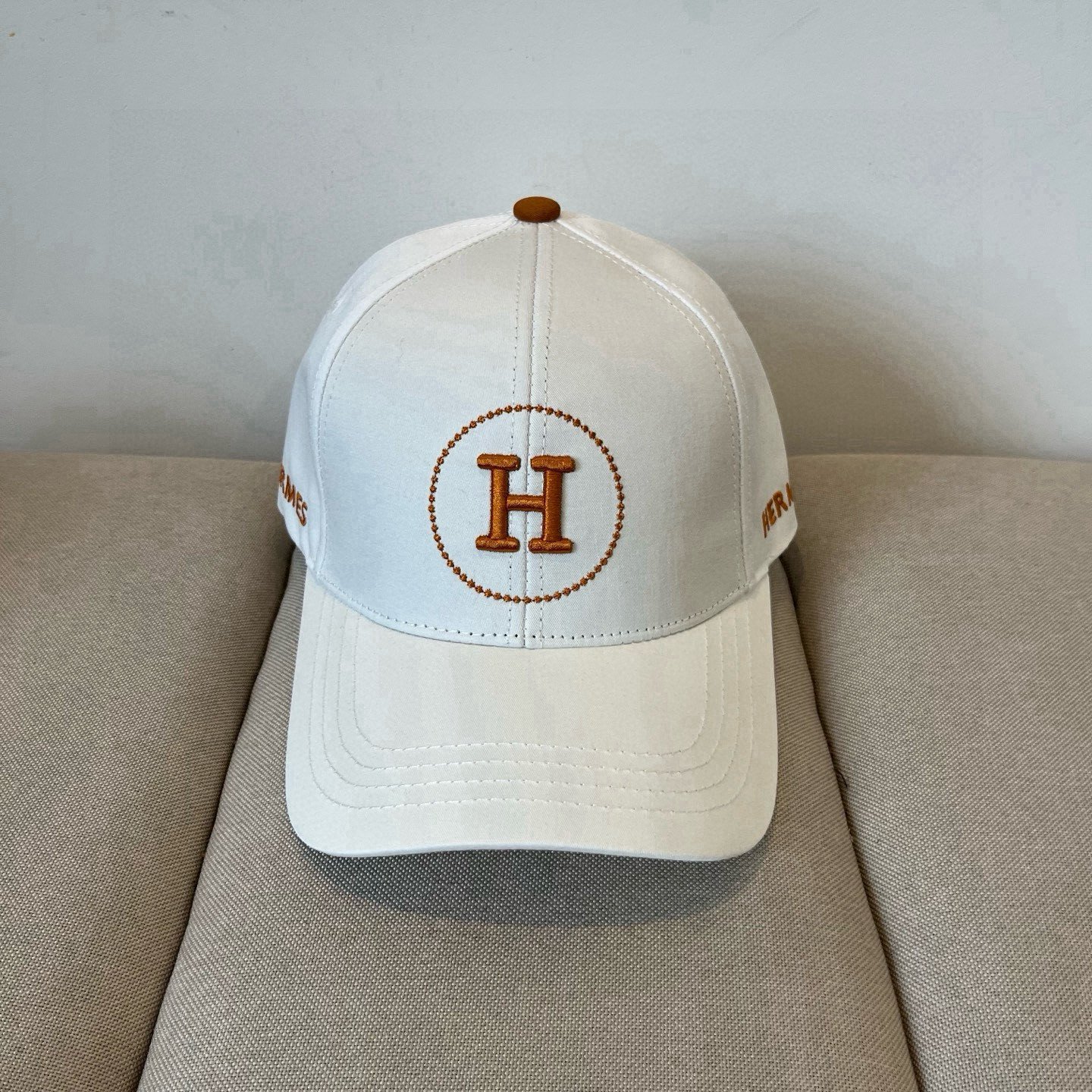 HERMÈS Off-White Cotton Cap with Caramel Circle H Embroidery