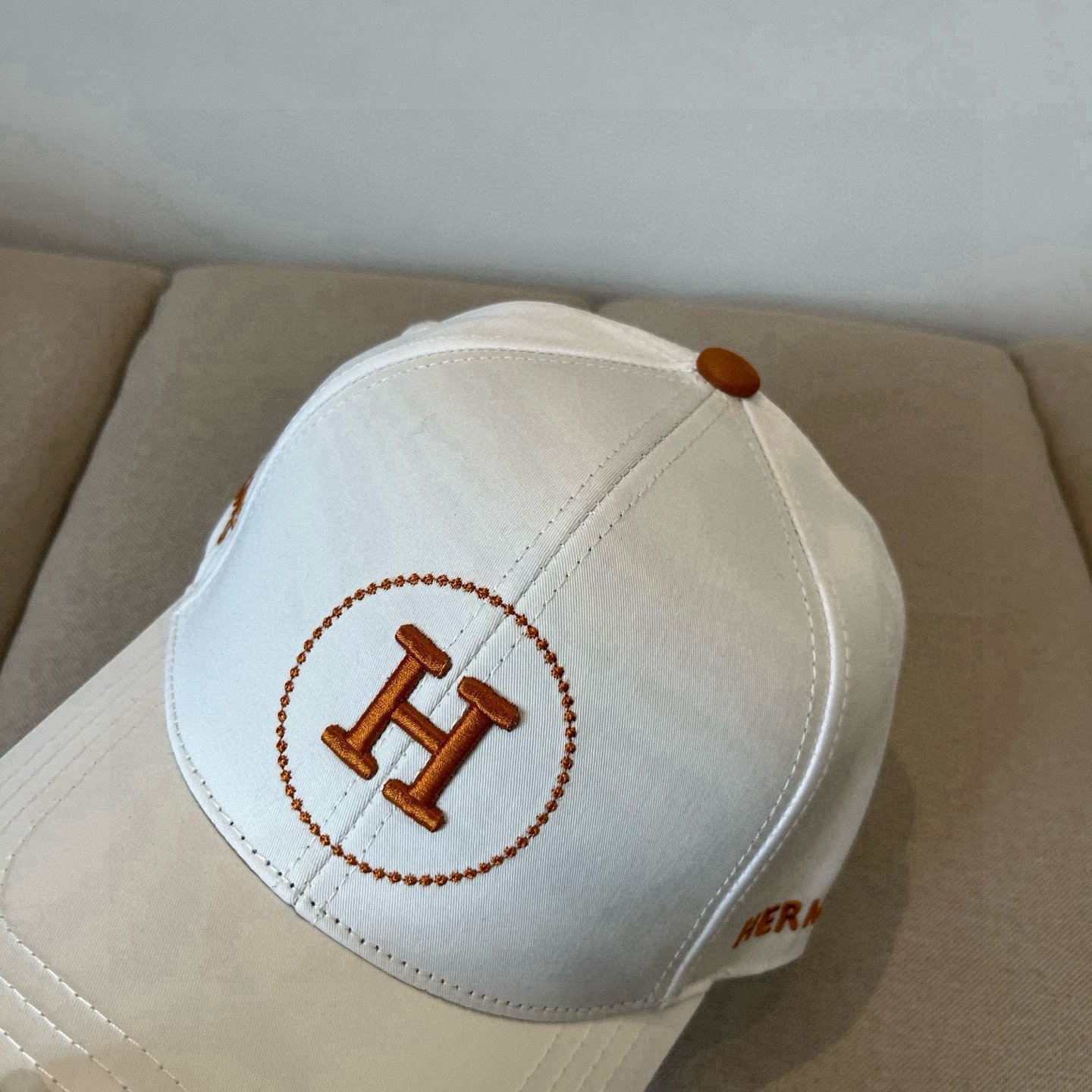 HERMÈS Off-White Cotton Cap with Caramel Circle H Embroidery - 图片 2