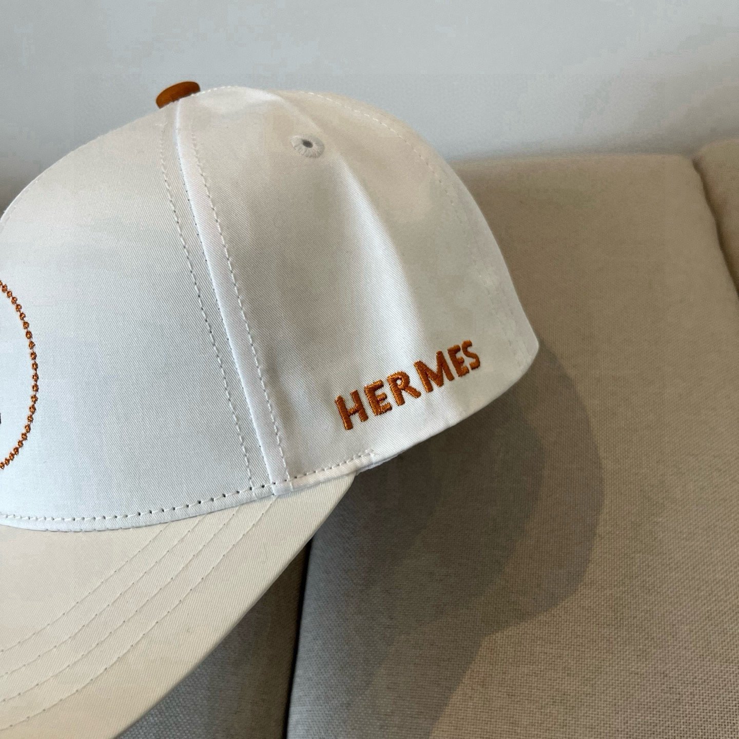 HERMÈS Off-White Cotton Cap with Caramel Circle H Embroidery - 图片 3
