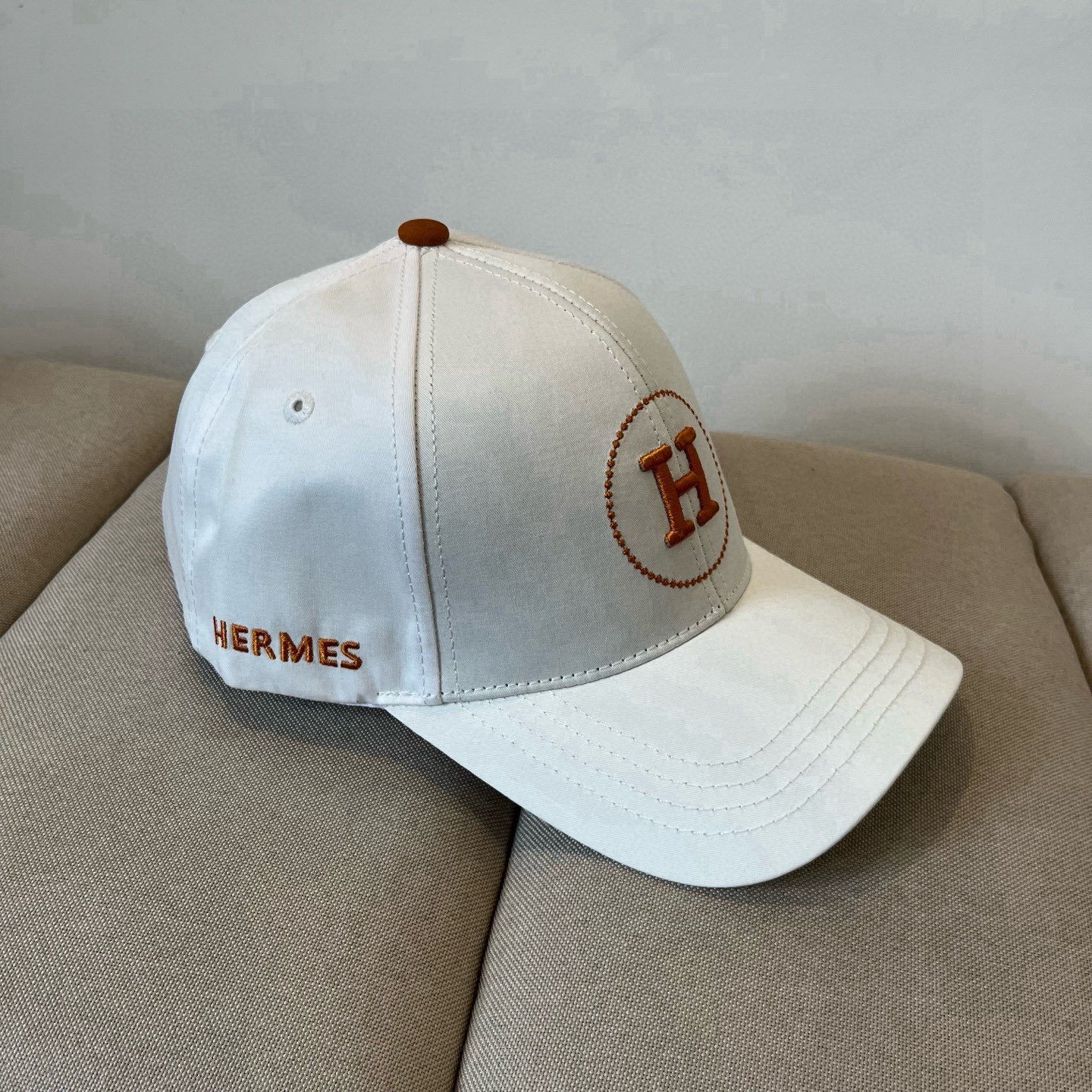 HERMÈS Off-White Cotton Cap with Caramel Circle H Embroidery - 图片 4