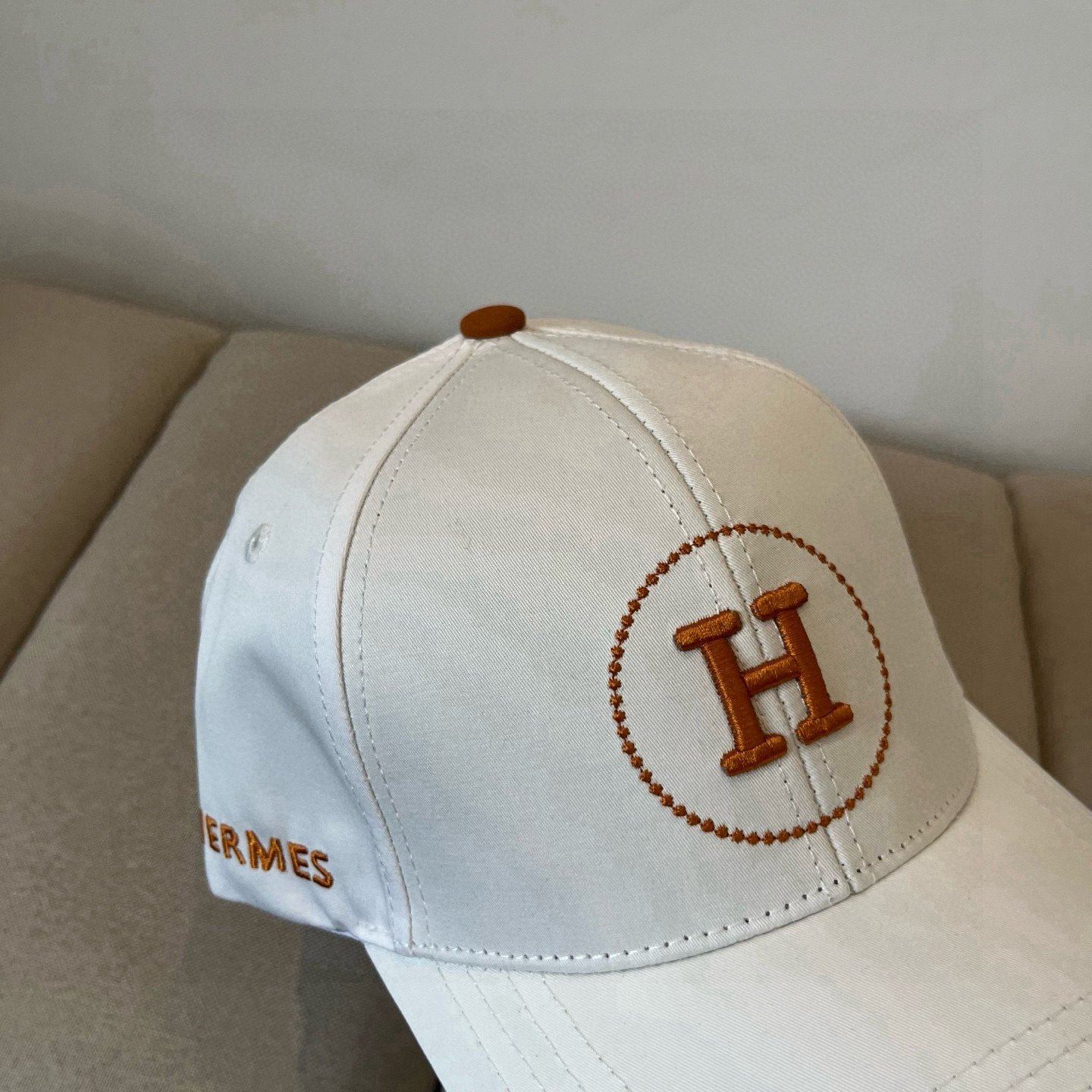HERMÈS Off-White Cotton Cap with Caramel Circle H Embroidery - 图片 5