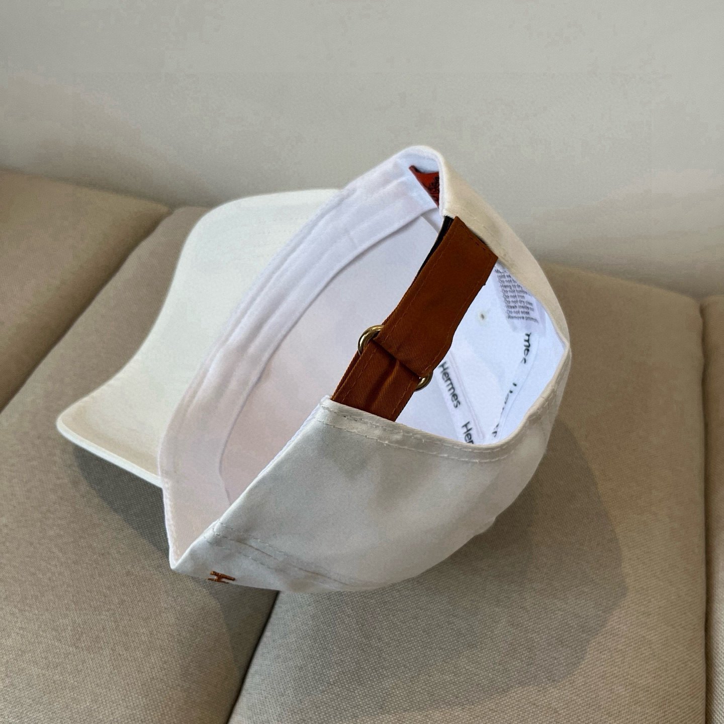 HERMÈS Off-White Cotton Cap with Caramel Circle H Embroidery - 图片 6