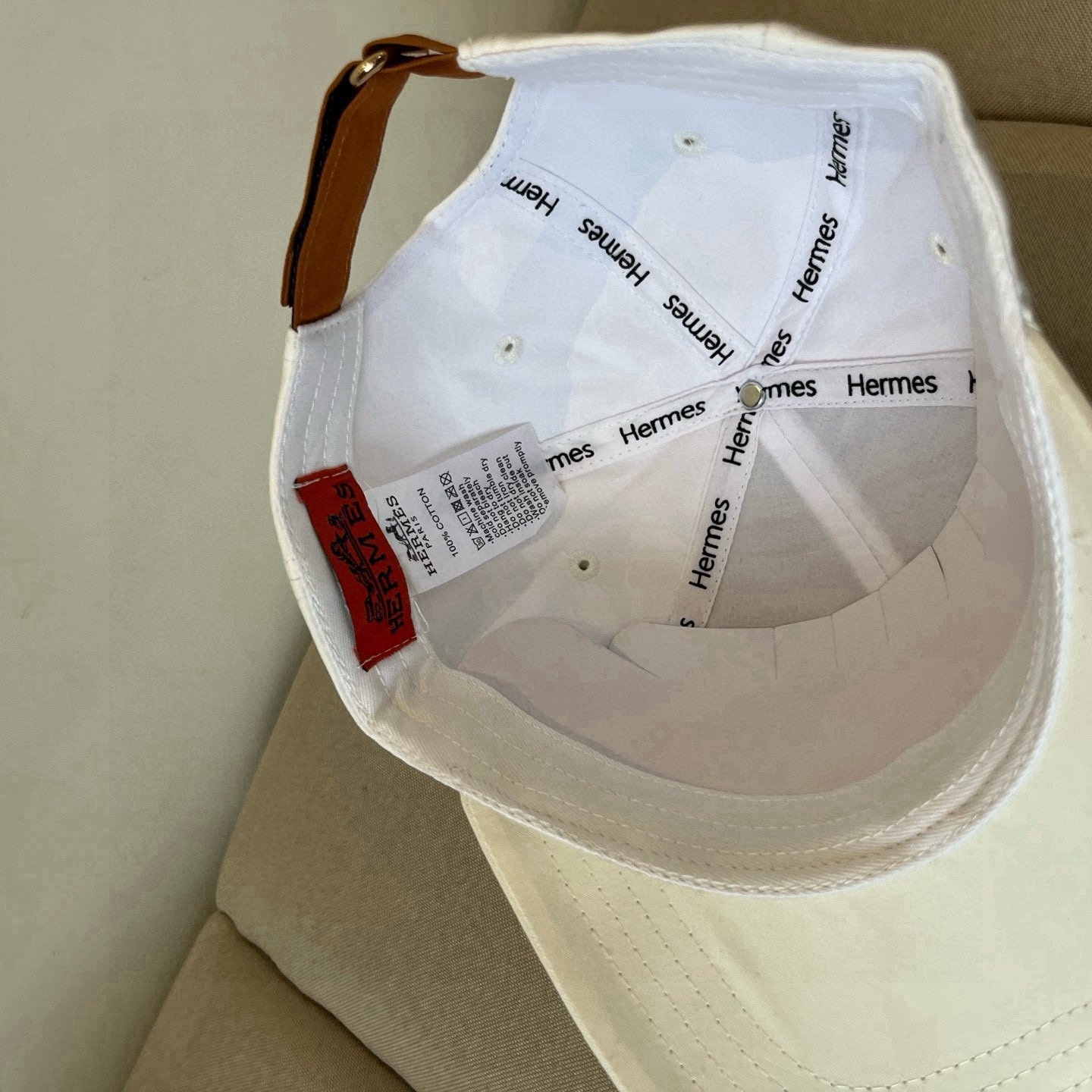 HERMÈS Off-White Cotton Cap with Caramel Circle H Embroidery - 图片 7