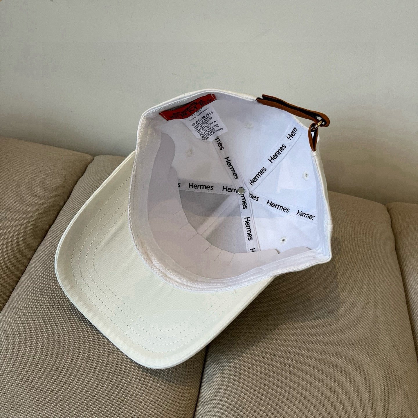 HERMÈS Off-White Cotton Cap with Caramel Circle H Embroidery - 图片 8