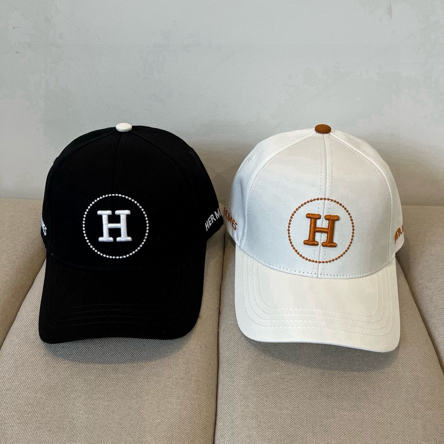 HERMÈS Off-White Cotton Cap with Caramel Circle H Embroidery - 图片 9