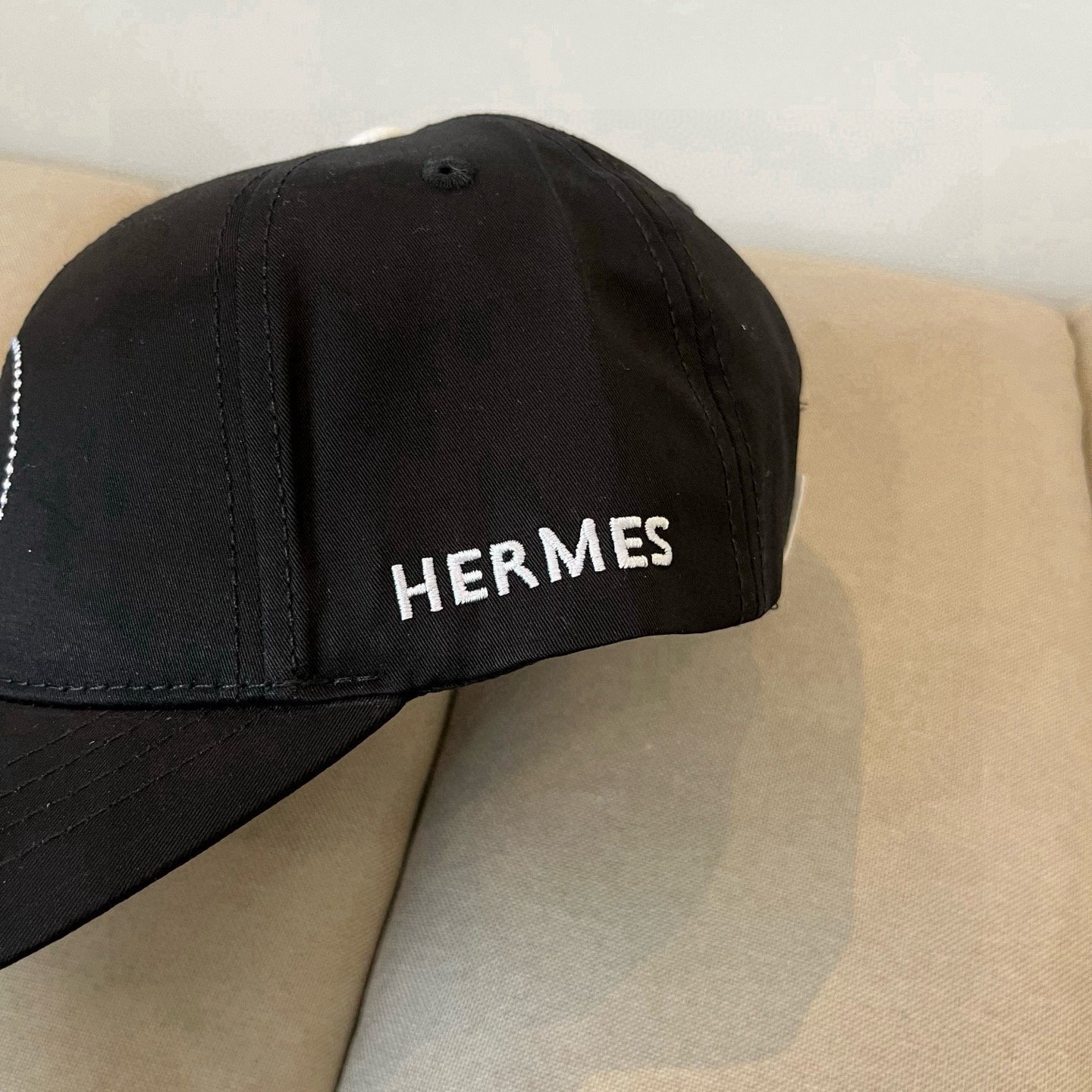 HERMÈS Black Cotton Cap with Signature Circle H Embroidery - 图片 2