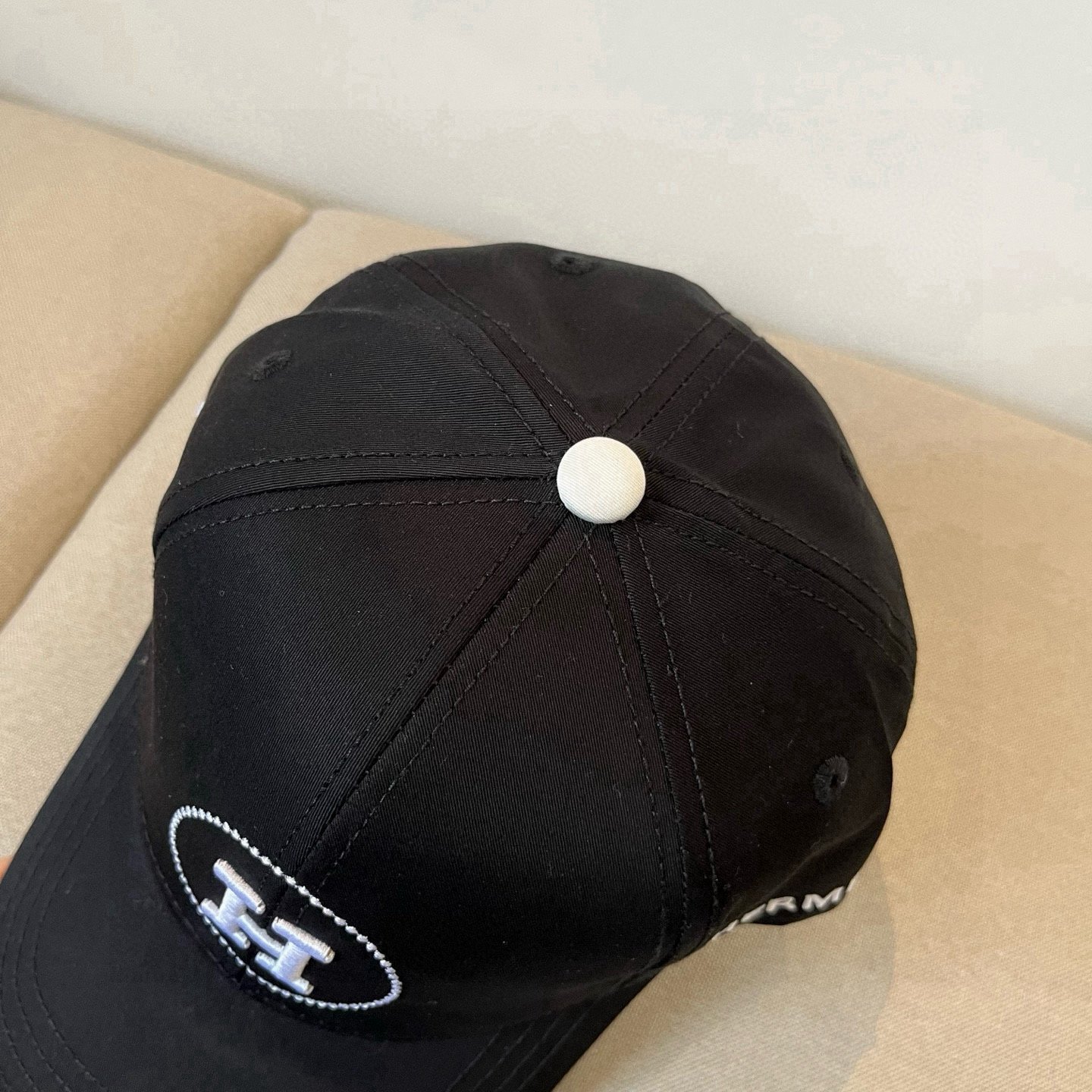 HERMÈS Black Cotton Cap with Signature Circle H Embroidery - 图片 3