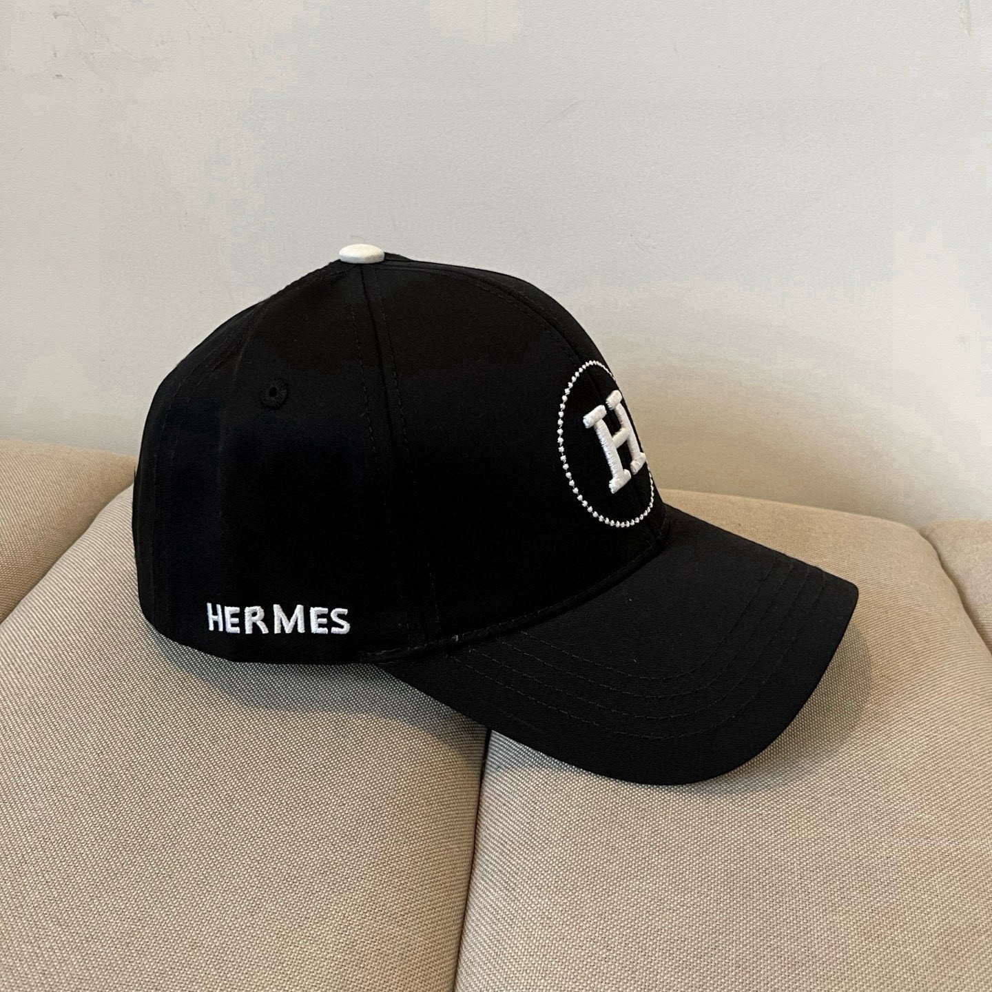 HERMÈS Black Cotton Cap with Signature Circle H Embroidery - 图片 4