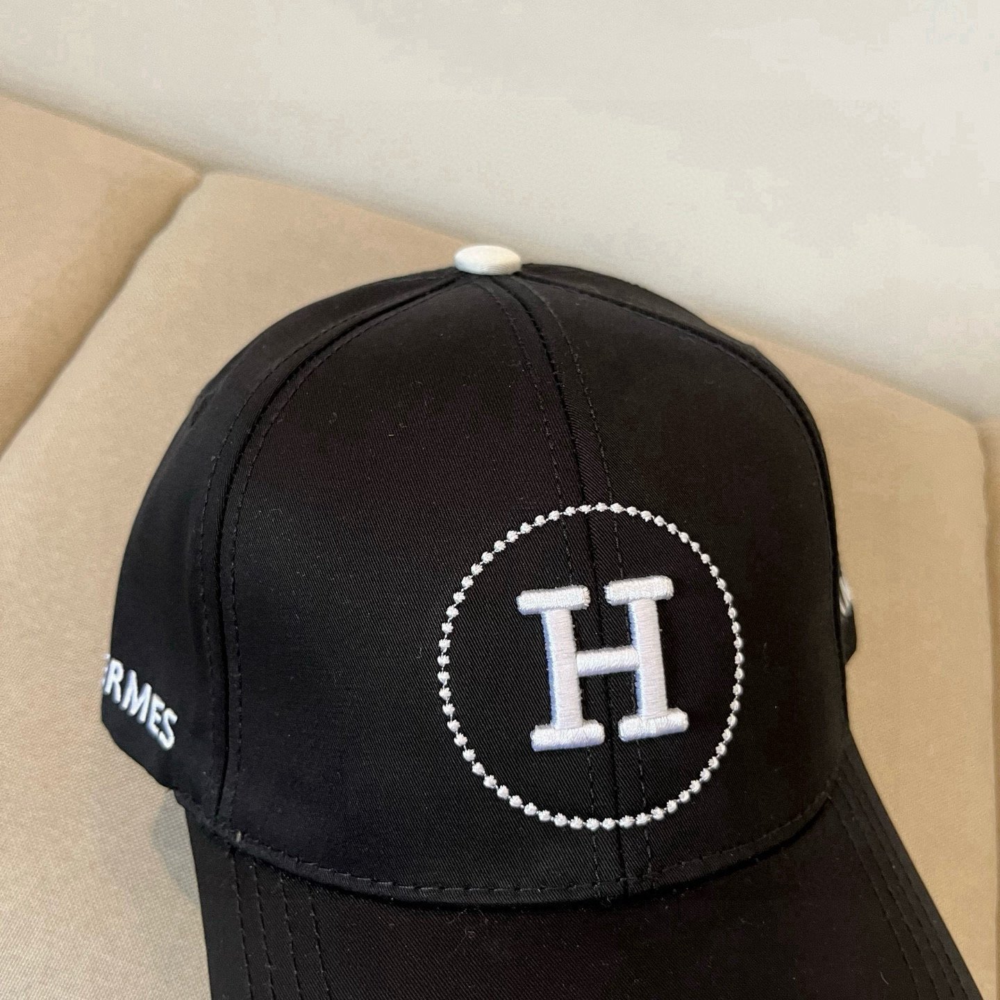 HERMÈS Black Cotton Cap with Signature Circle H Embroidery - 图片 5