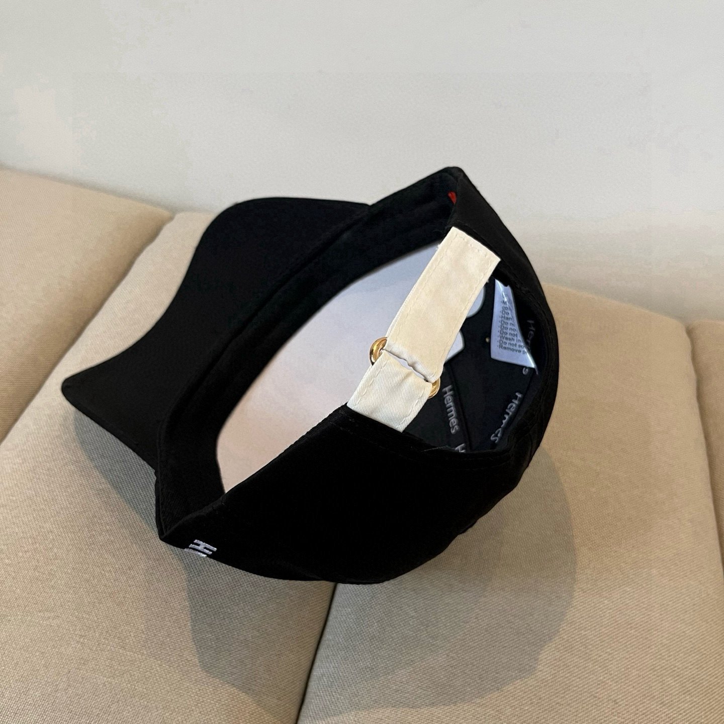 HERMÈS Black Cotton Cap with Signature Circle H Embroidery - 图片 6