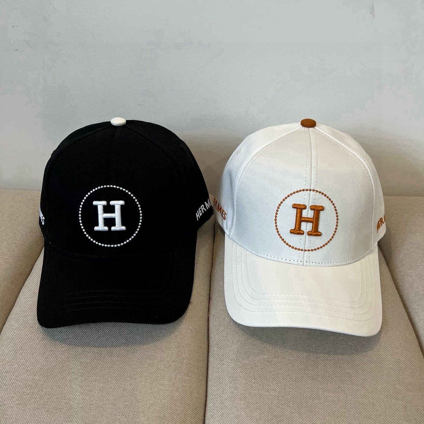 HERMÈS Black Cotton Cap with Signature Circle H Embroidery - 图片 9
