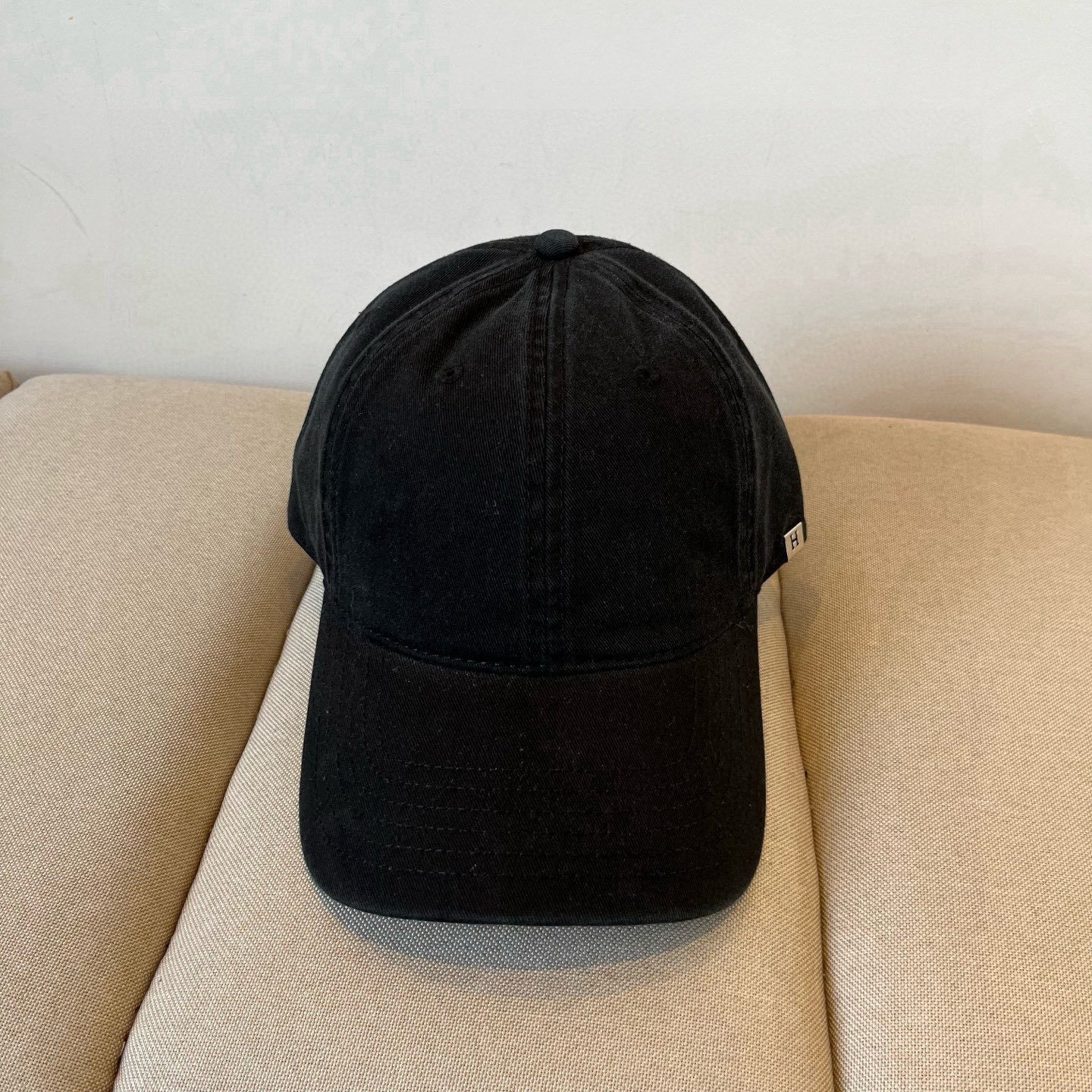 HERMÈS Classic Black Cotton Baseball Cap for Elevated Simplicity
