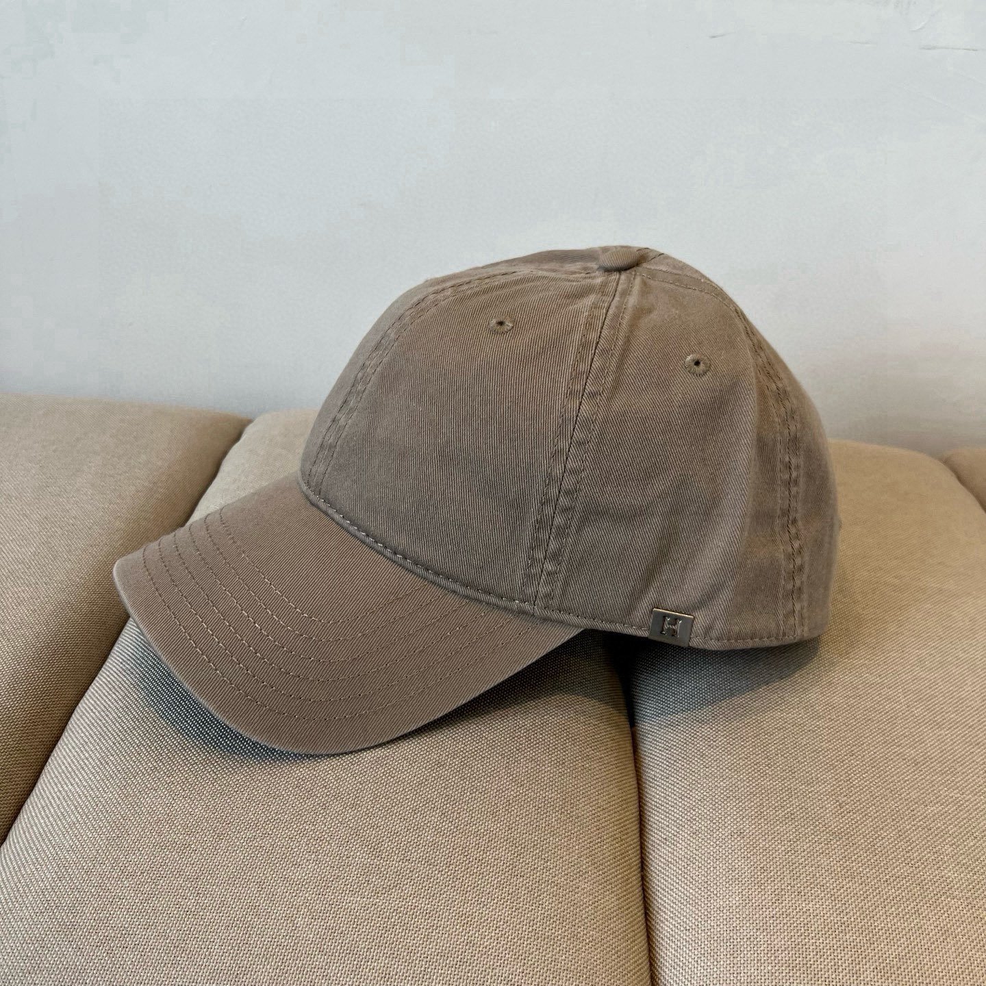HERMÈS Sandstone Cotton Baseball Cap for Minimalist Refinement - 图片 2