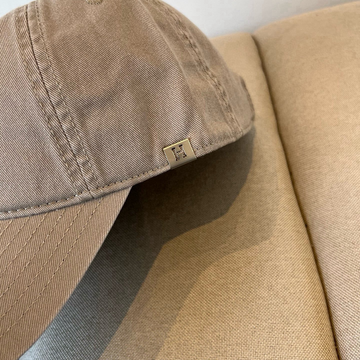 HERMÈS Sandstone Cotton Baseball Cap for Minimalist Refinement - 图片 3