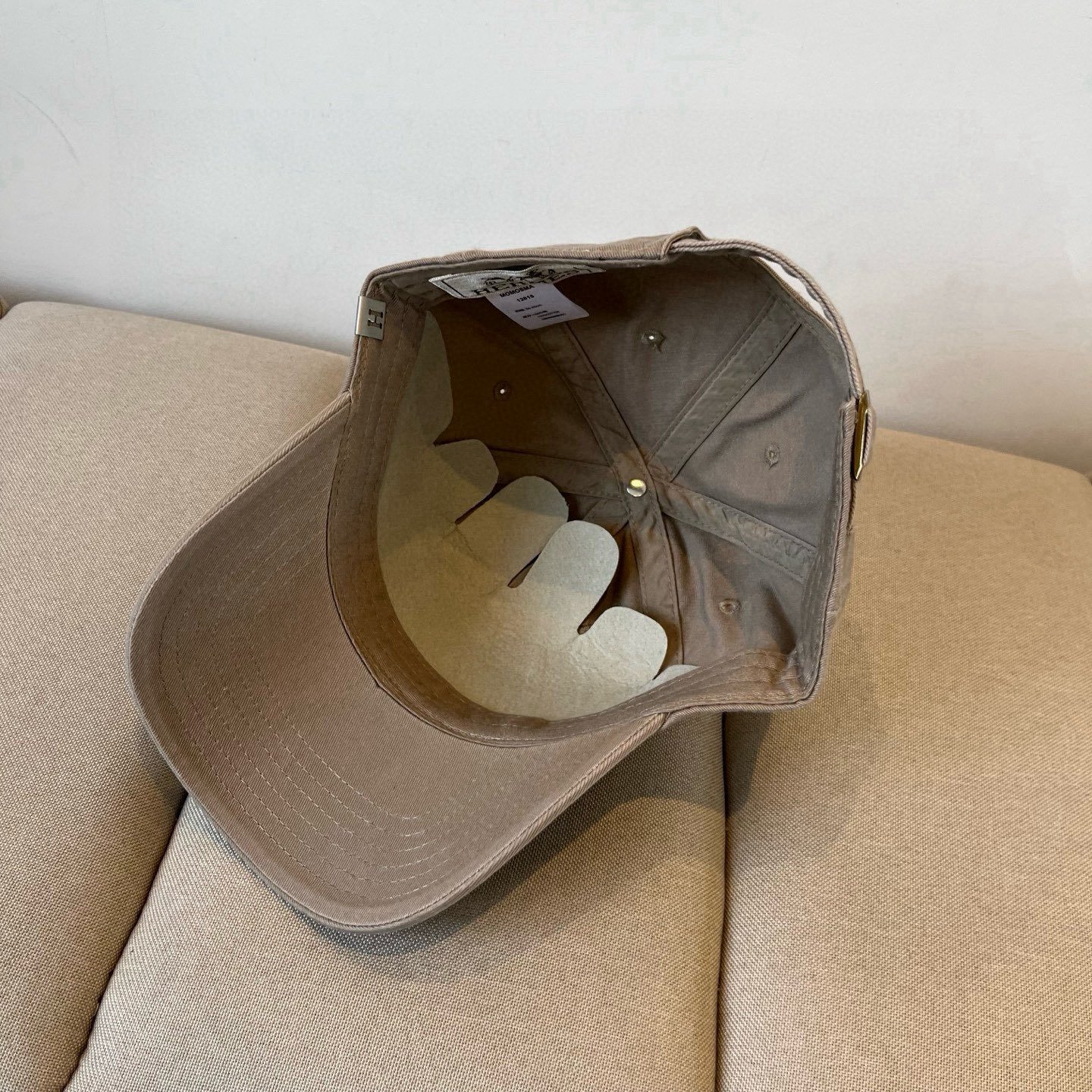 HERMÈS Sandstone Cotton Baseball Cap for Minimalist Refinement - 图片 7