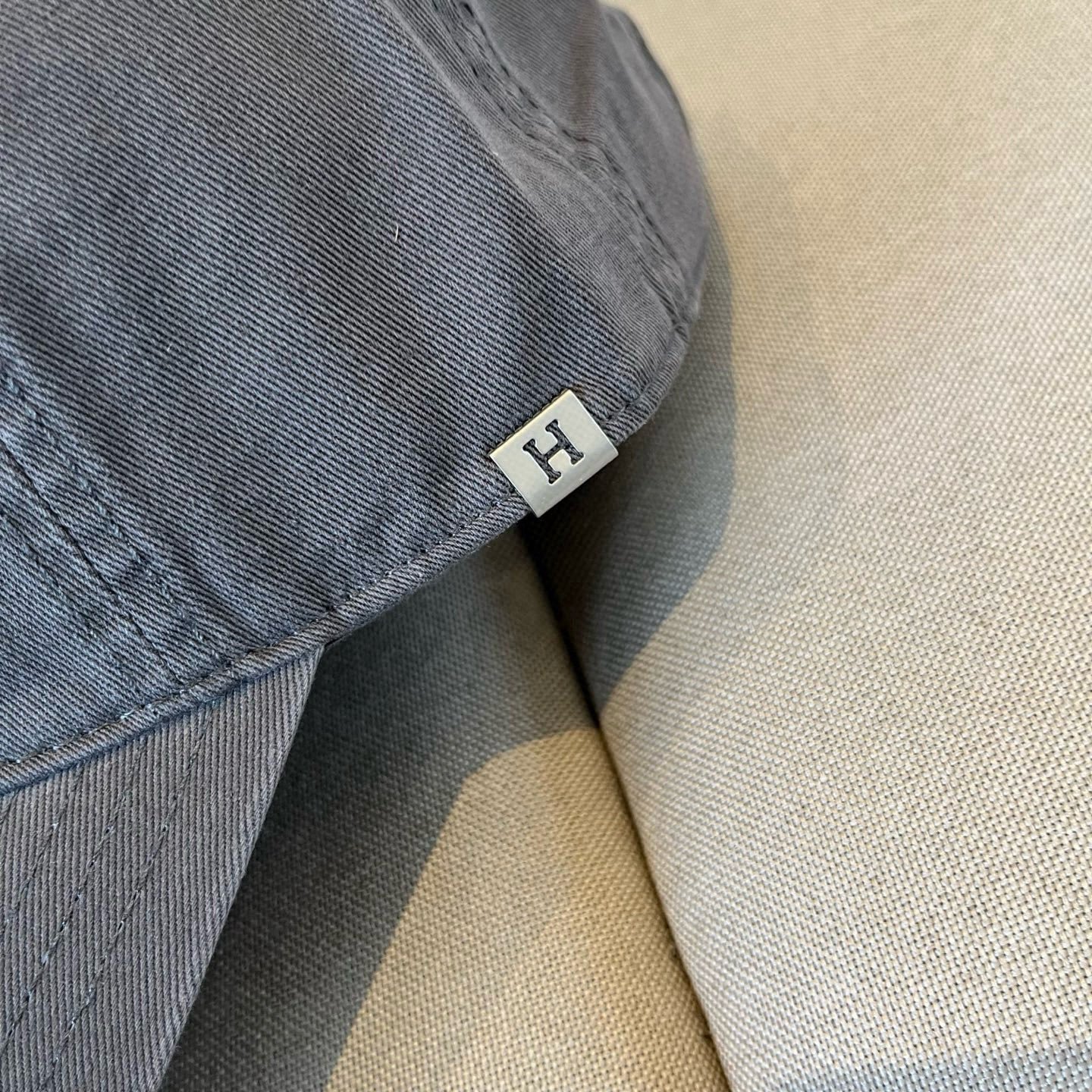 HERMÈS Charcoal Washed Cotton Baseball Cap for Effortless Sophistication - 图片 3