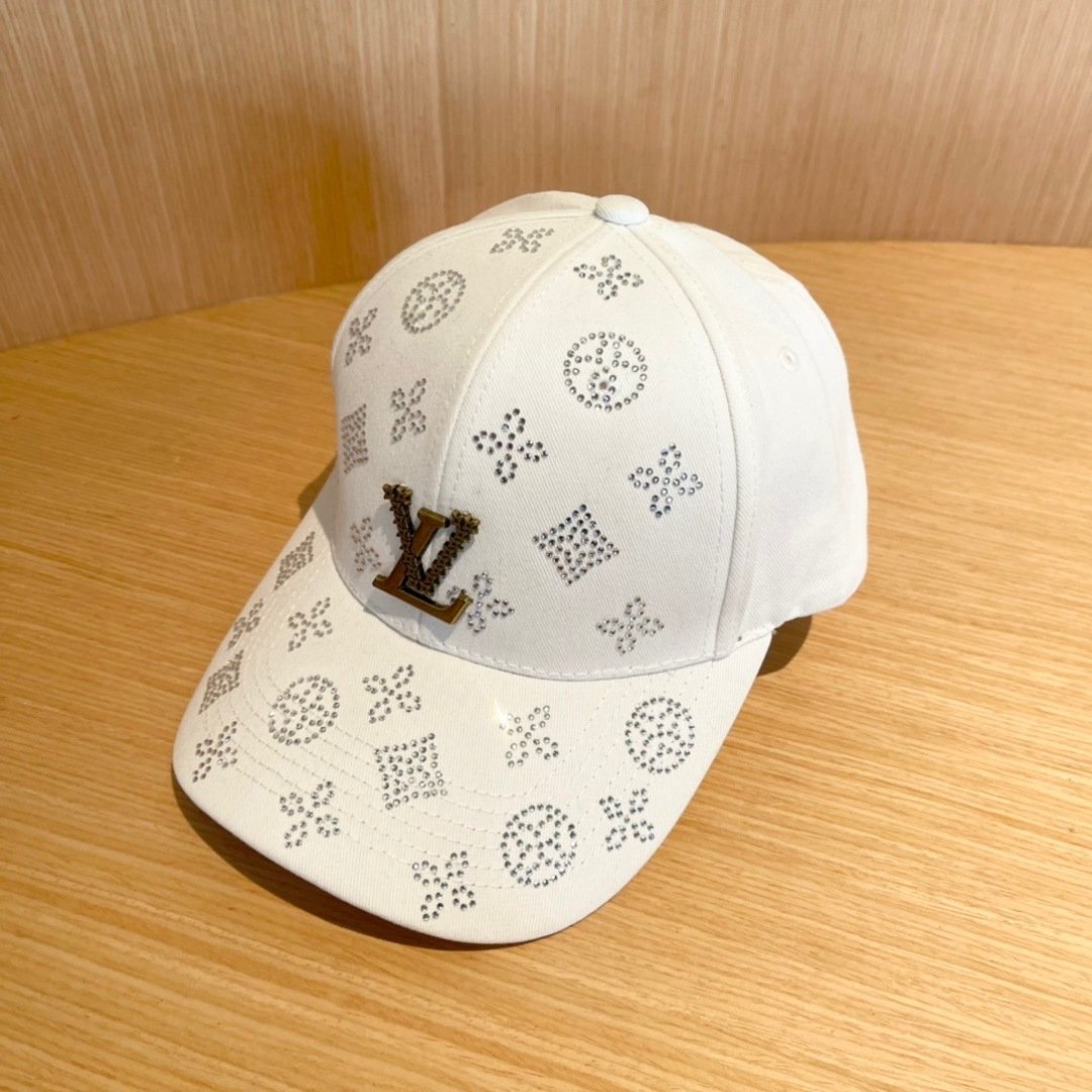 Embellished White Baseball Cap with LV-Inspired Monogram Detail - 图片 3