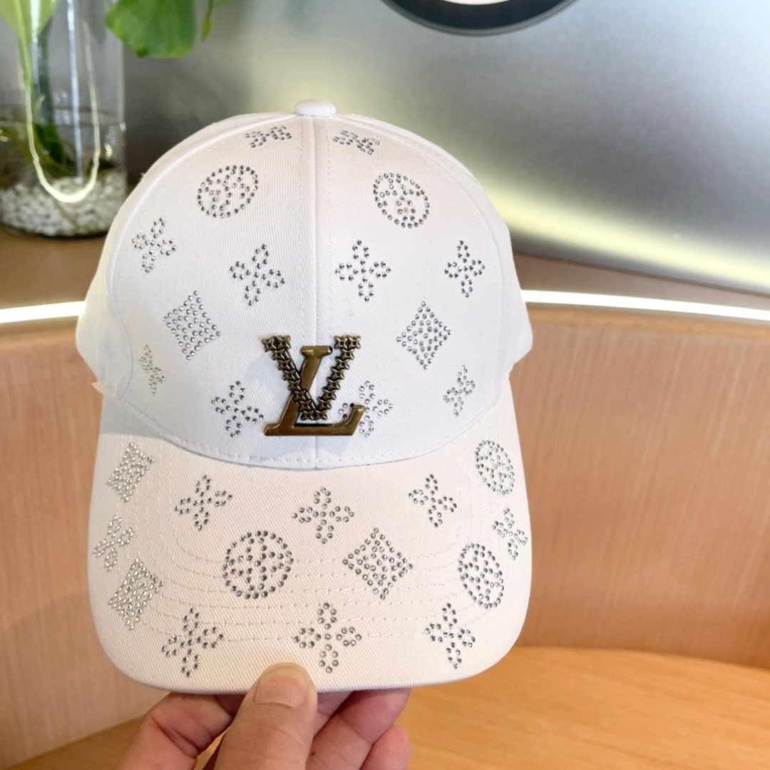 Embellished White Baseball Cap with LV-Inspired Monogram Detail - 图片 6