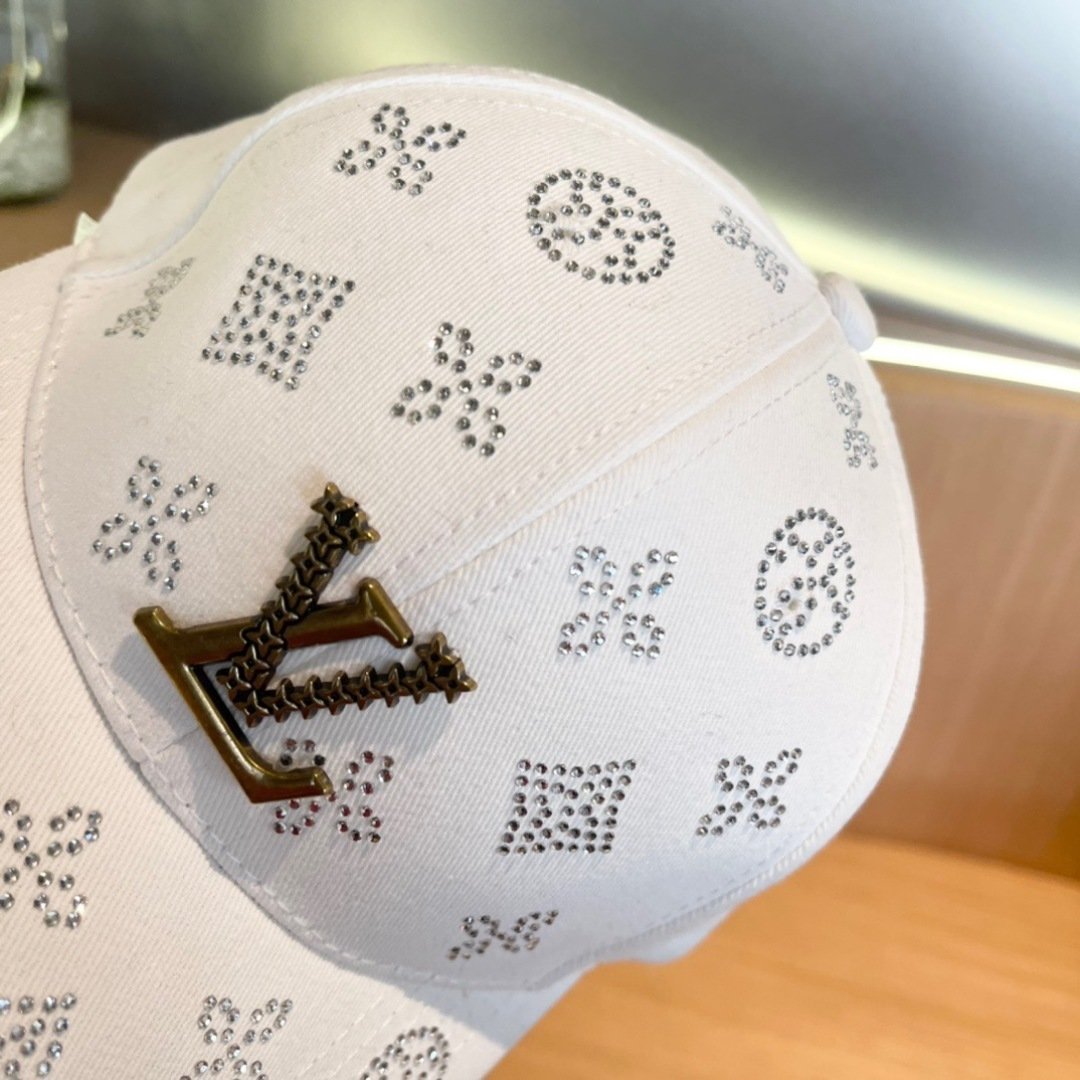 Embellished White Baseball Cap with LV-Inspired Monogram Detail - 图片 7