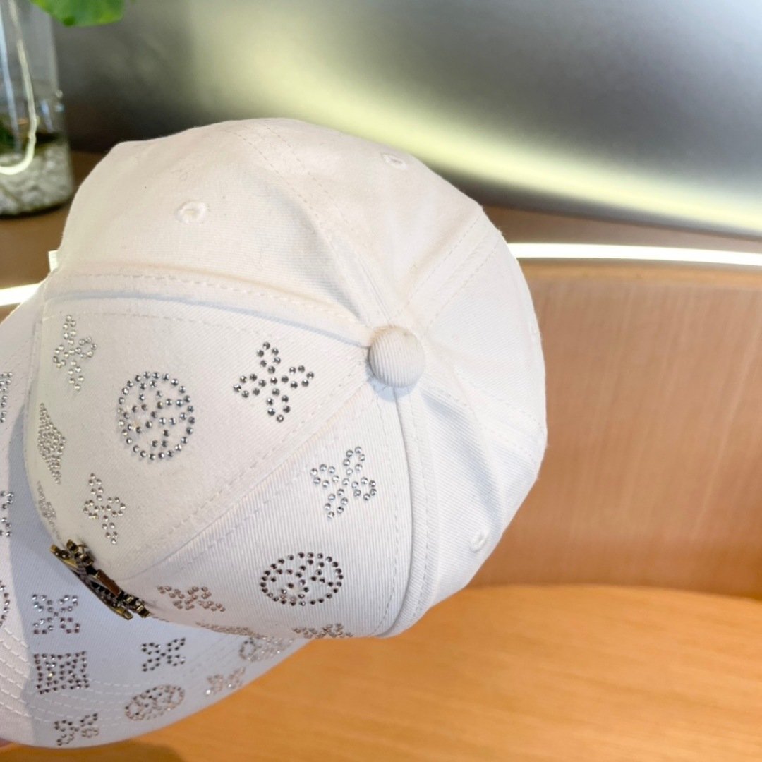 Embellished White Baseball Cap with LV-Inspired Monogram Detail - 图片 8