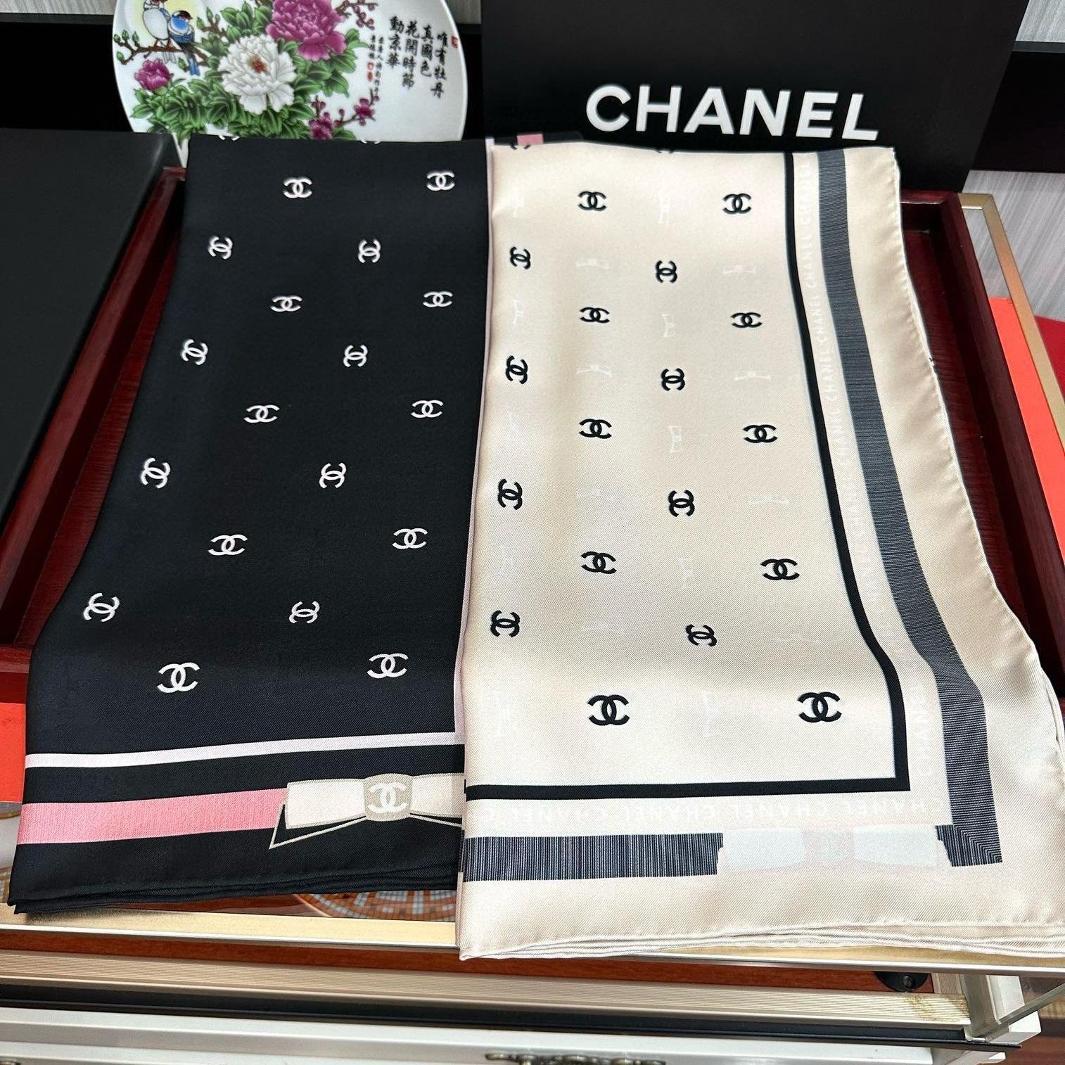 Chanel-Inspired Monogram Silk Scarf – Tonal Bows & CC Print, 90x90cm - 图片 2
