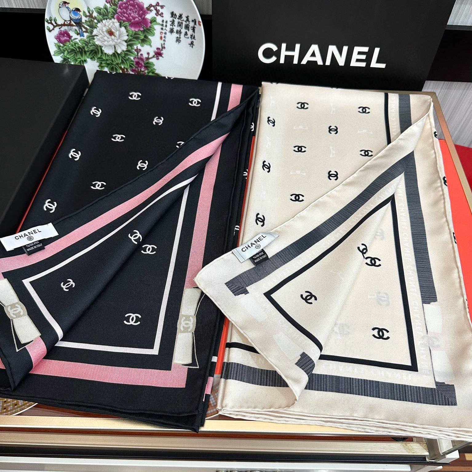 Chanel-Inspired Monogram Silk Scarf – Tonal Bows & CC Print, 90x90cm - 图片 3