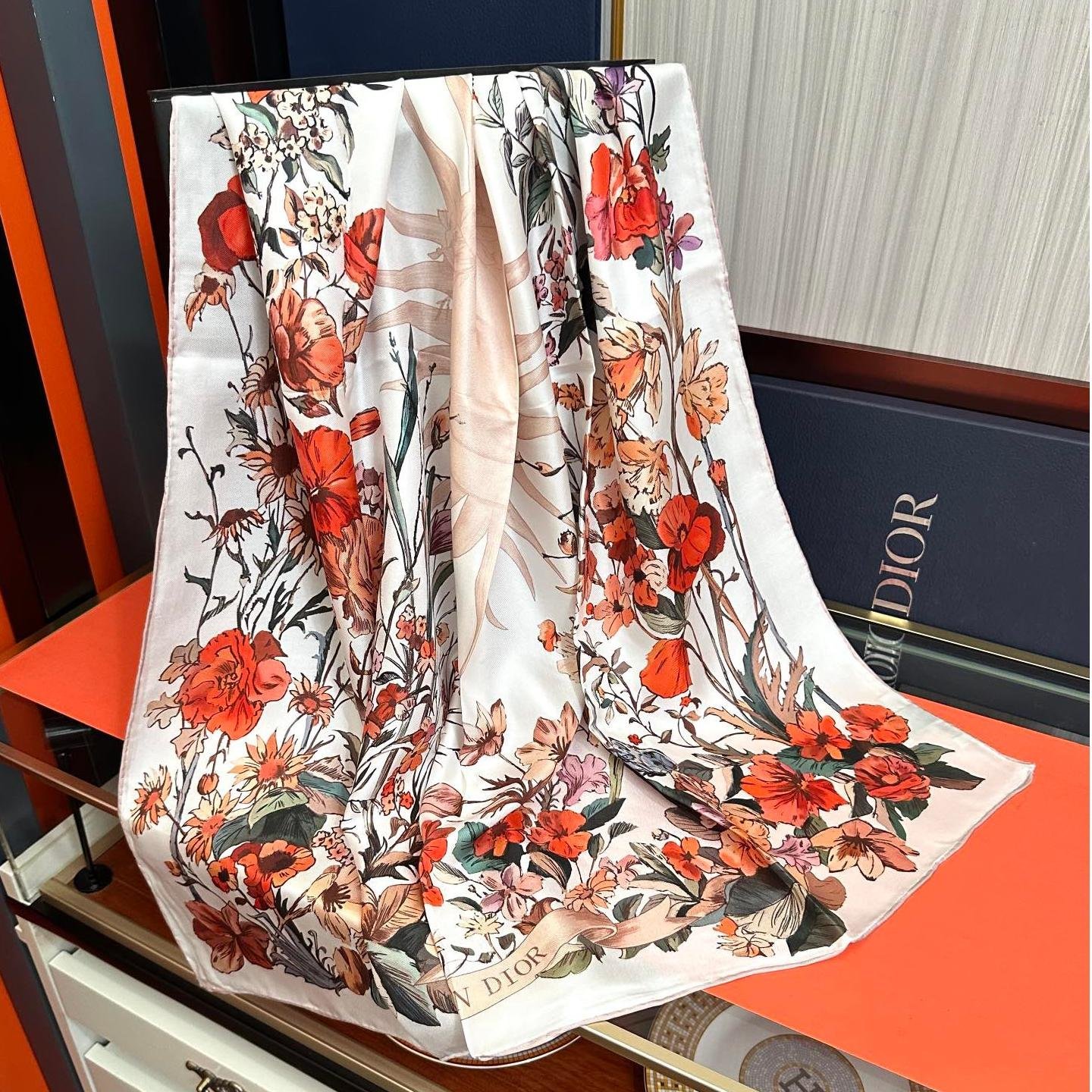 Dior Solar Flora Silk Scarf – Spring/Summer 2025 Limited Edition, 90x90cm - 图片 3