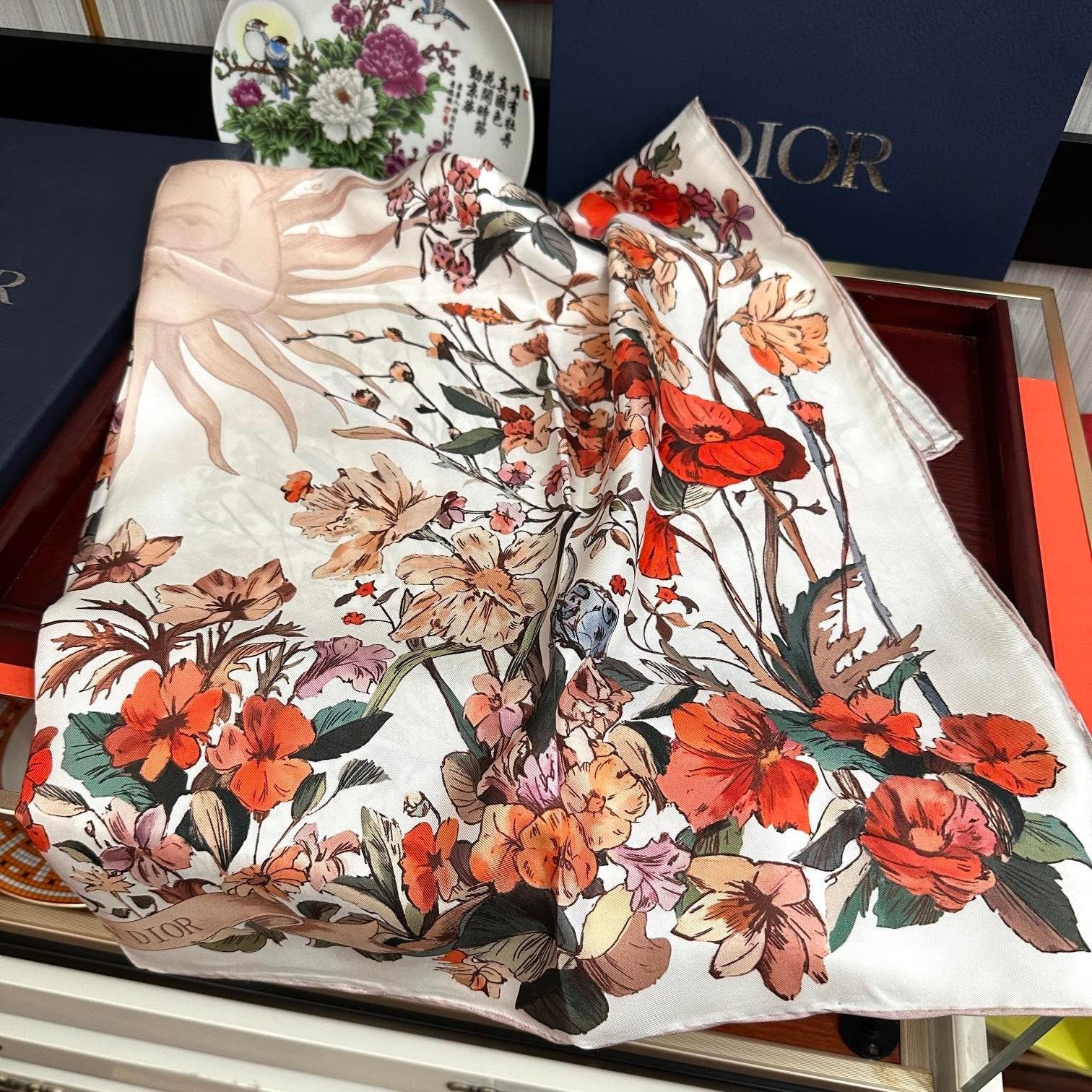 Dior Solar Flora Silk Scarf – Spring/Summer 2025 Limited Edition, 90x90cm - 图片 7