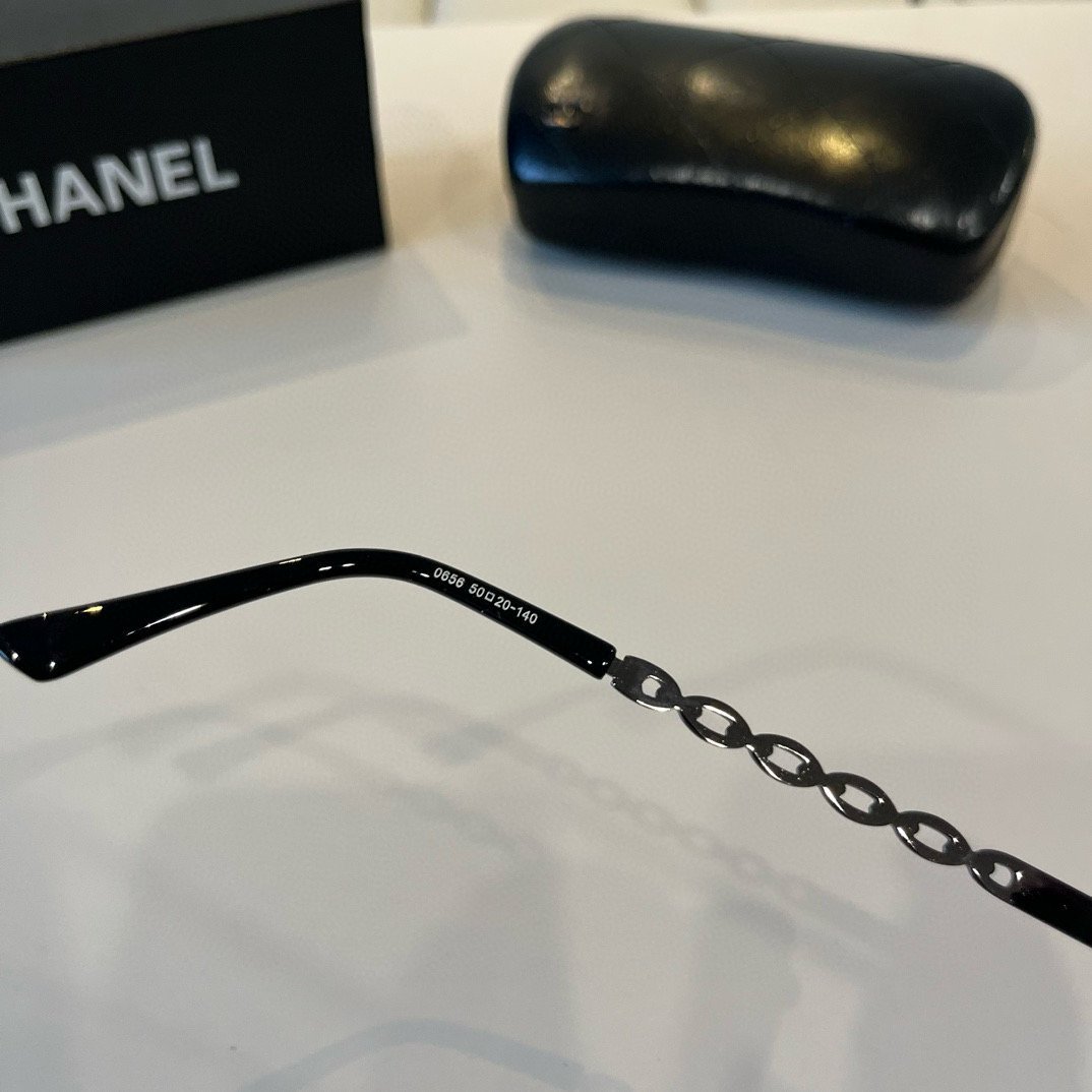 Glossy Black Square Sunglasses with Gradient Lens & Chain Temples · Chanel-Inspired - 图片 9