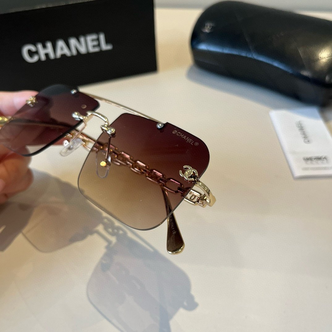 Chanel-Inspired Rimless Square Sunglasses with Gradient Brown Lenses & Logo Chain Temples - 图片 4