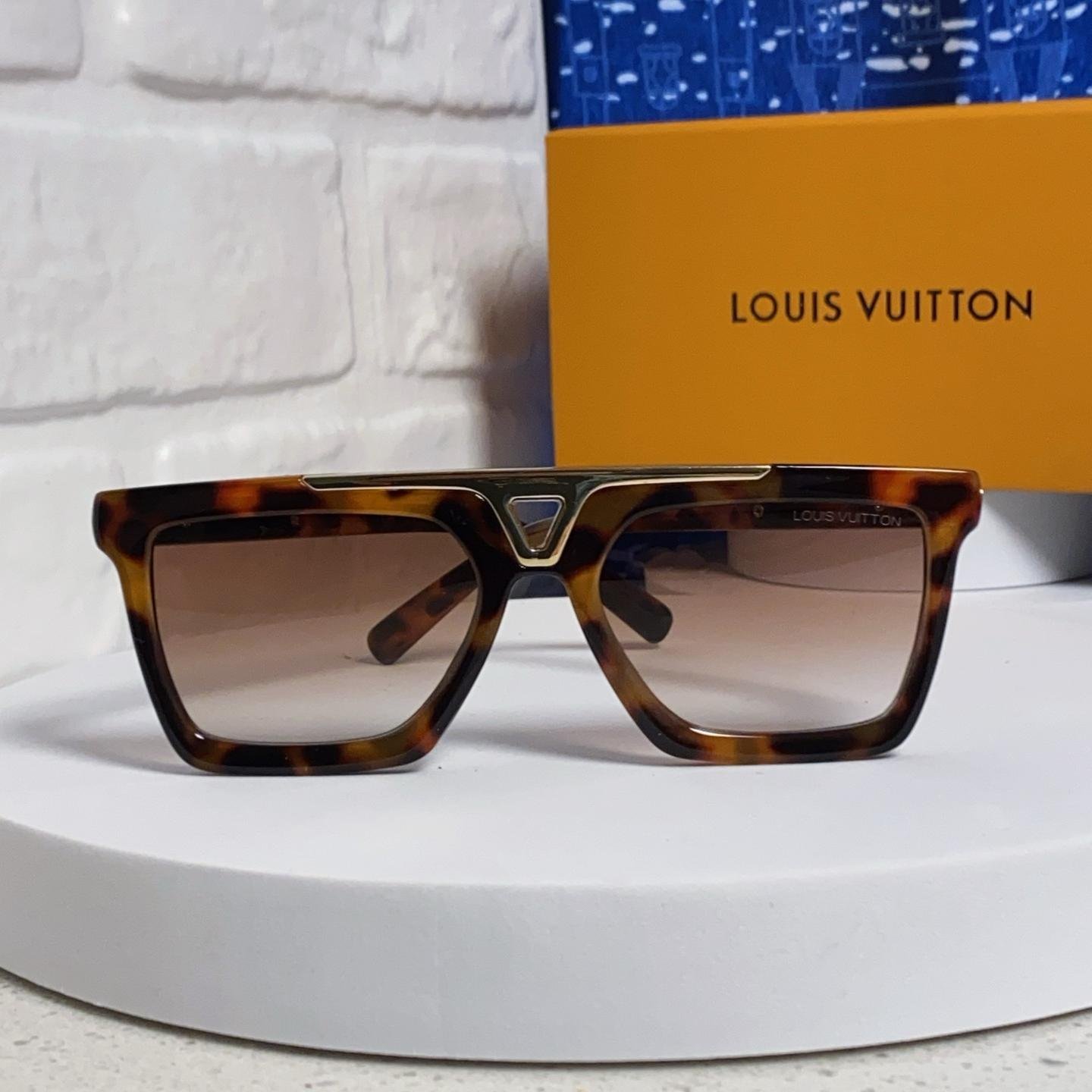 Louis Vuitton Bold Square Sunglasses – Tortoise Shell Frame with Gold Metal Accent - 图片 2
