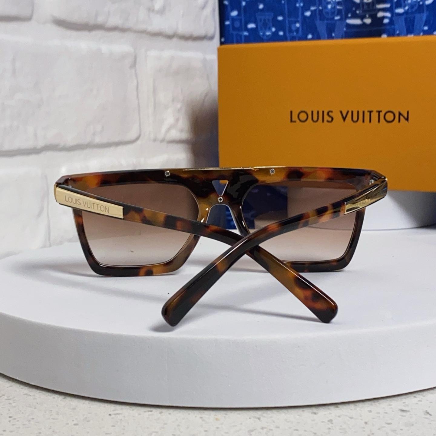 Louis Vuitton Bold Square Sunglasses – Tortoise Shell Frame with Gold Metal Accent - 图片 3