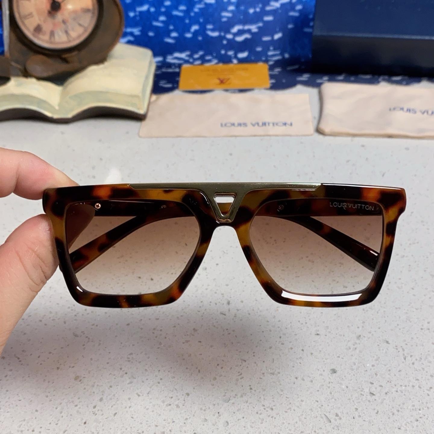 Louis Vuitton Bold Square Sunglasses – Tortoise Shell Frame with Gold Metal Accent - 图片 4