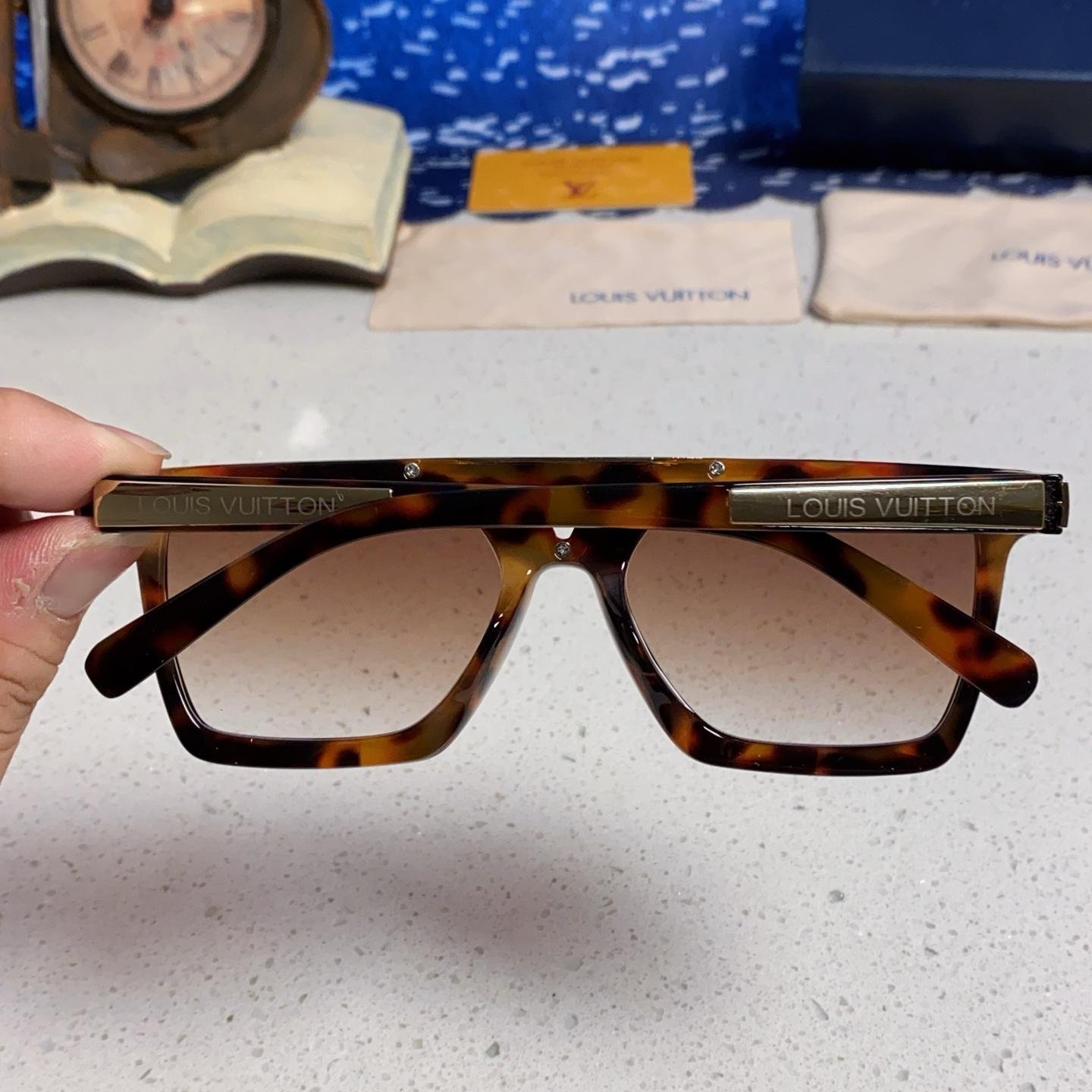 Louis Vuitton Bold Square Sunglasses – Tortoise Shell Frame with Gold Metal Accent - 图片 5