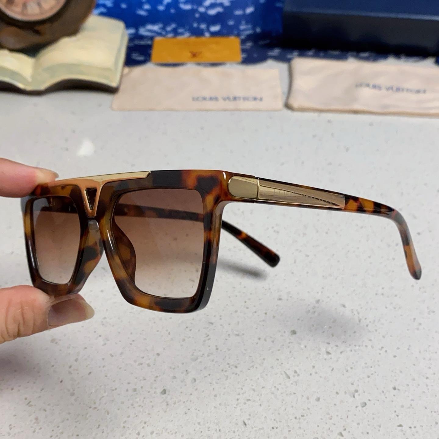 Louis Vuitton Bold Square Sunglasses – Tortoise Shell Frame with Gold Metal Accent - 图片 6