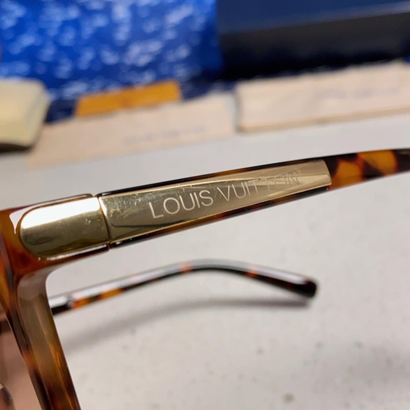 Louis Vuitton Bold Square Sunglasses – Tortoise Shell Frame with Gold Metal Accent - 图片 7