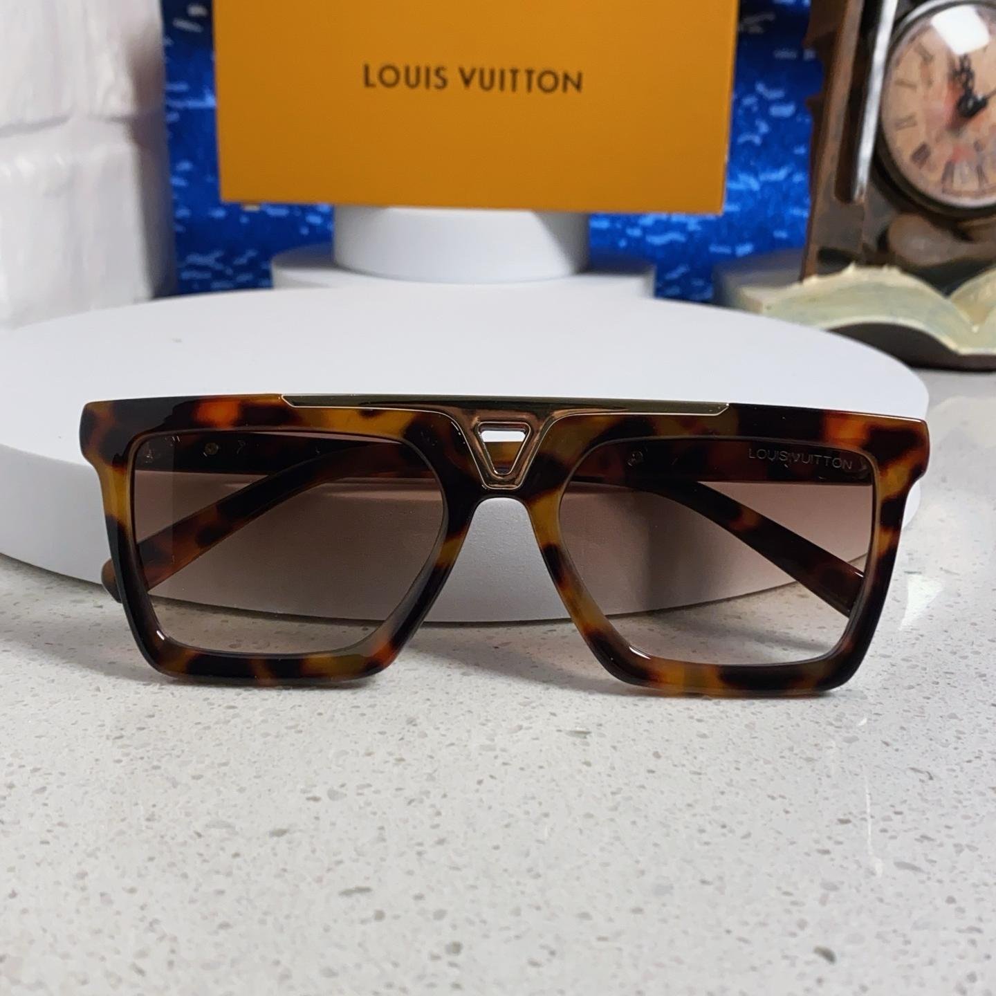 Louis Vuitton Bold Square Sunglasses – Tortoise Shell Frame with Gold Metal Accent - 图片 9