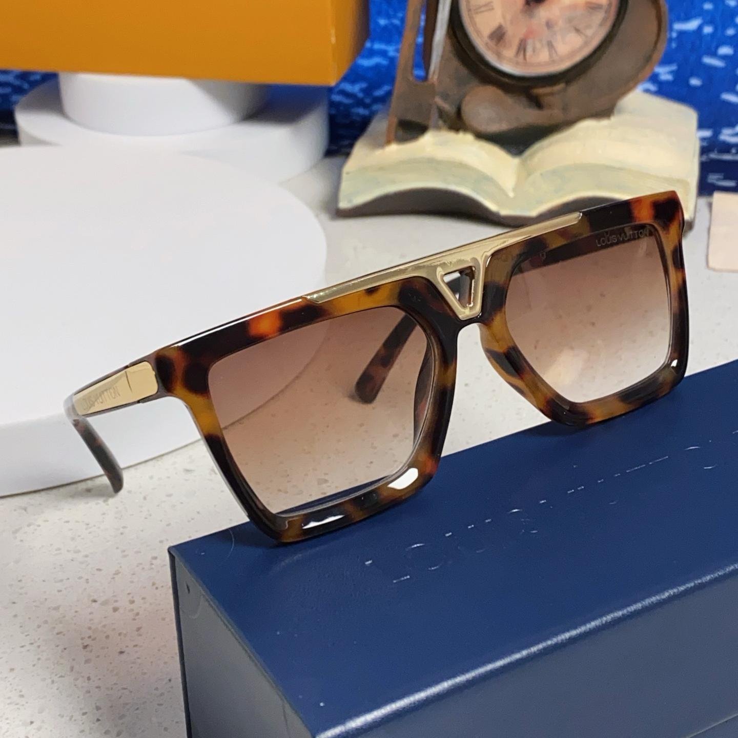 Louis Vuitton Bold Square Sunglasses – Tortoise Shell Frame with Gold Metal Accent - 图片 10