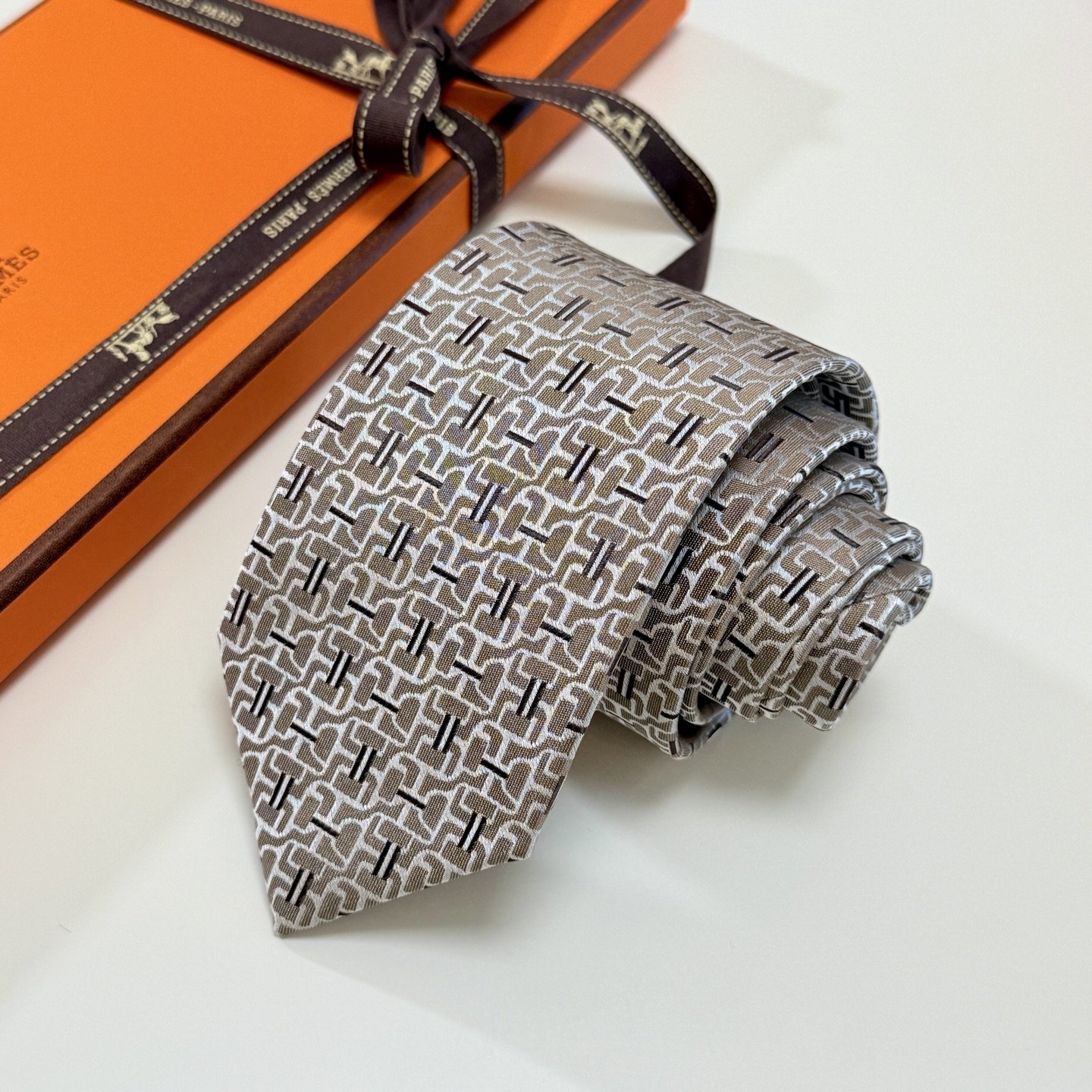 Hermès Brown Silk Tie – Signature Jacquard for Modern Gentlemen