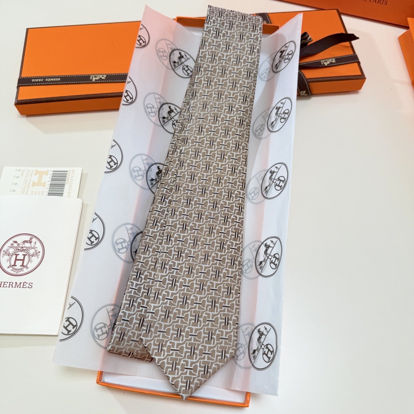 Hermès Brown Silk Tie – Signature Jacquard for Modern Gentlemen - 图片 2