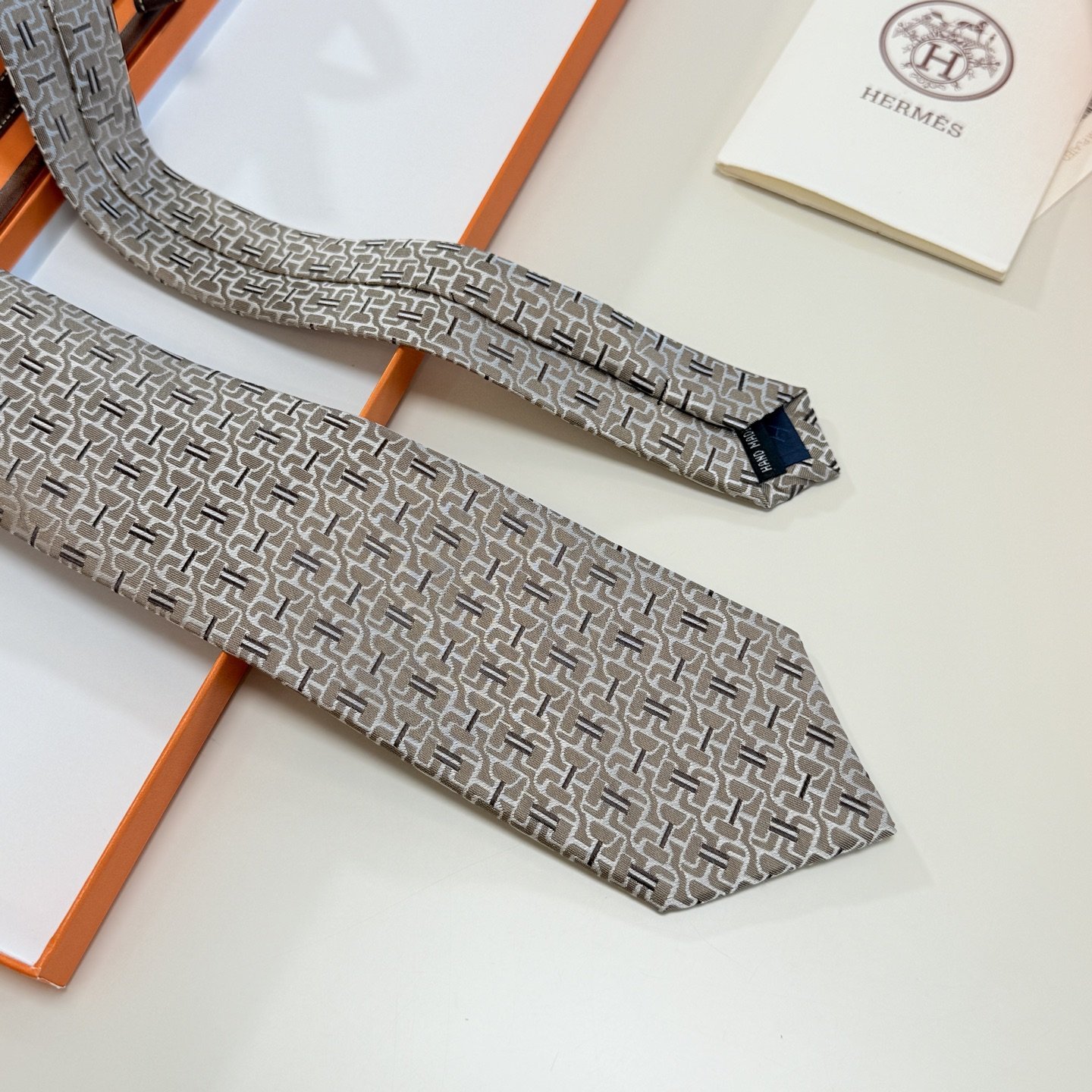 Hermès Brown Silk Tie – Signature Jacquard for Modern Gentlemen - 图片 5