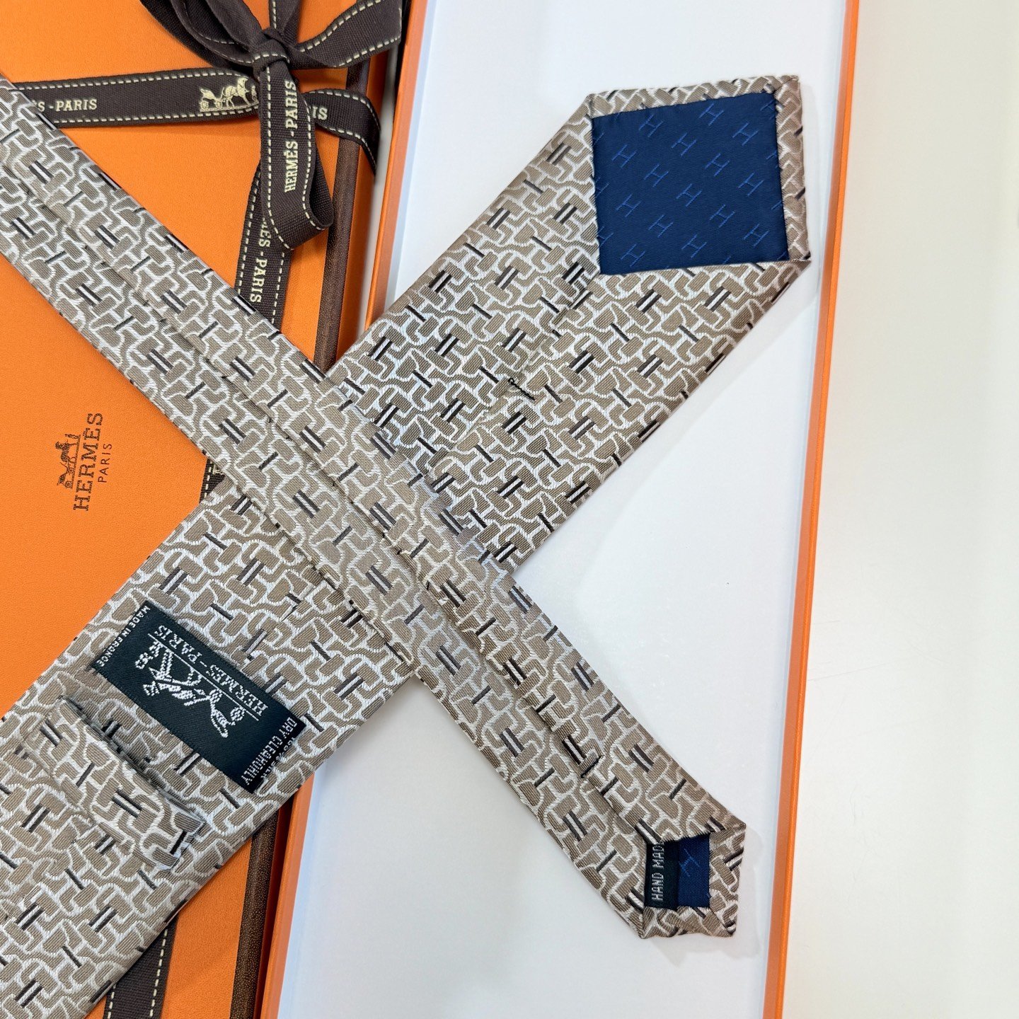 Hermès Brown Silk Tie – Signature Jacquard for Modern Gentlemen - 图片 6