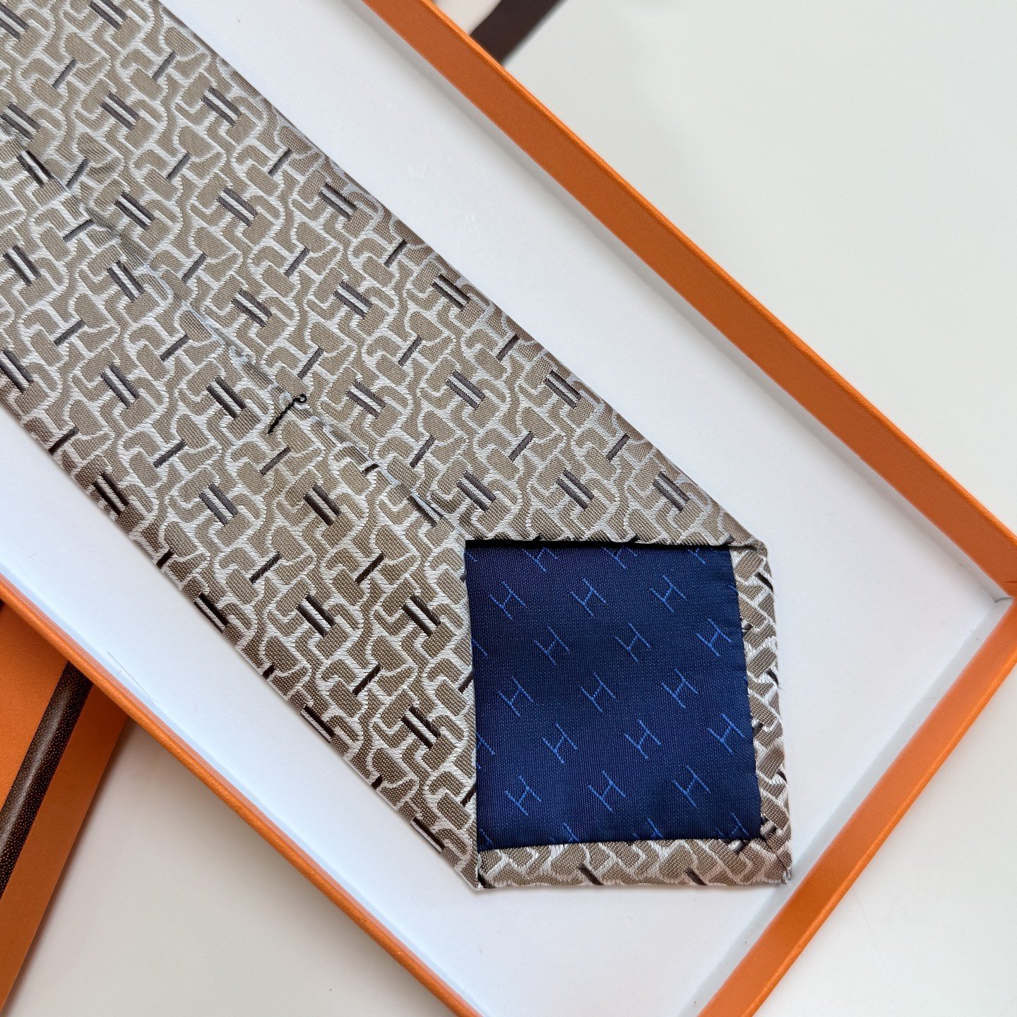 Hermès Brown Silk Tie – Signature Jacquard for Modern Gentlemen - 图片 7