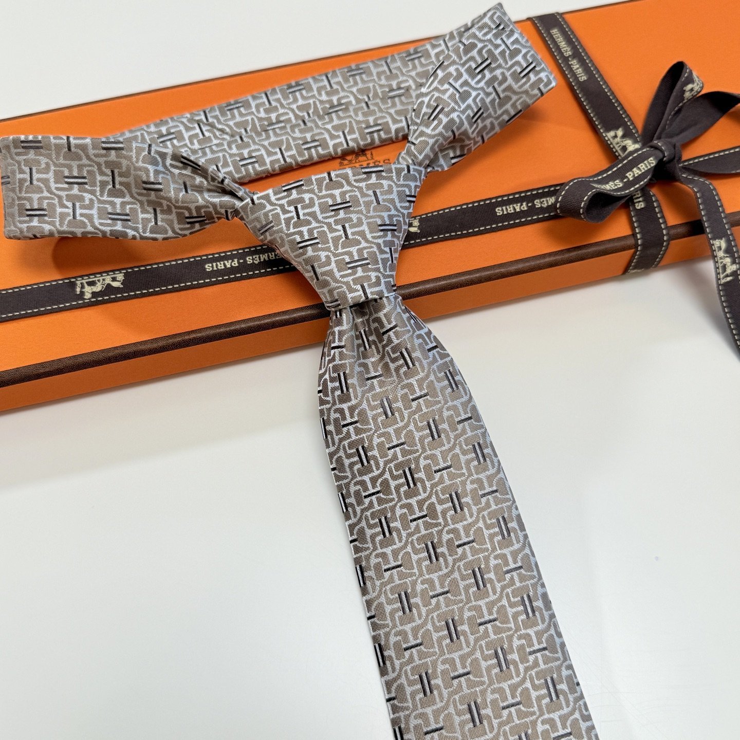 Hermès Brown Silk Tie – Signature Jacquard for Modern Gentlemen - 图片 9