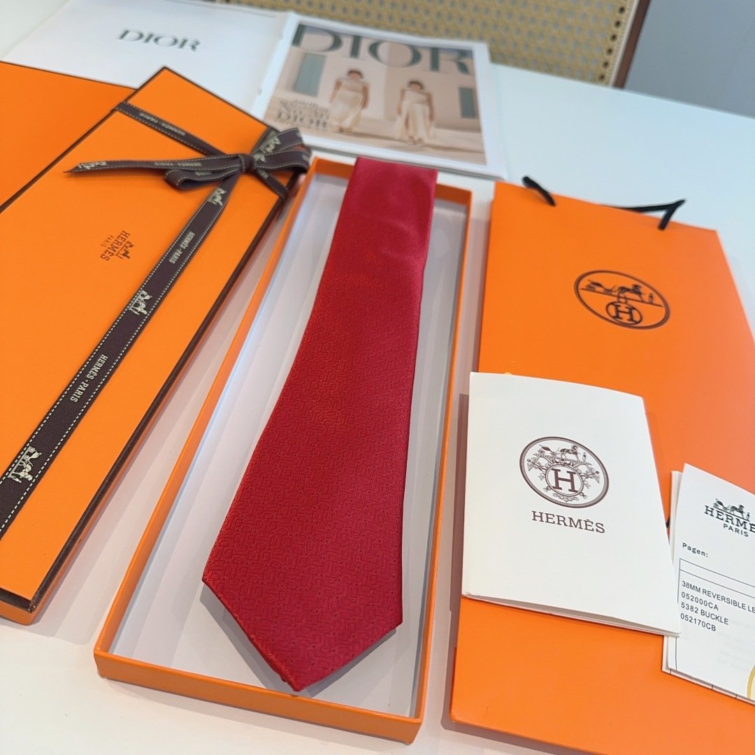 Hermès Burgundy Twill Silk Tie with Subtle Geometric Pattern - 图片 2