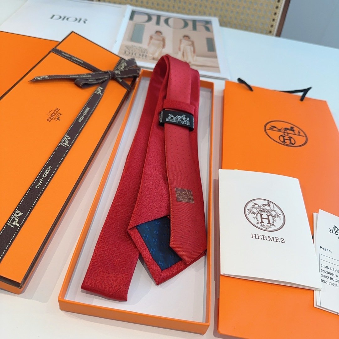 Hermès Burgundy Twill Silk Tie with Subtle Geometric Pattern - 图片 3