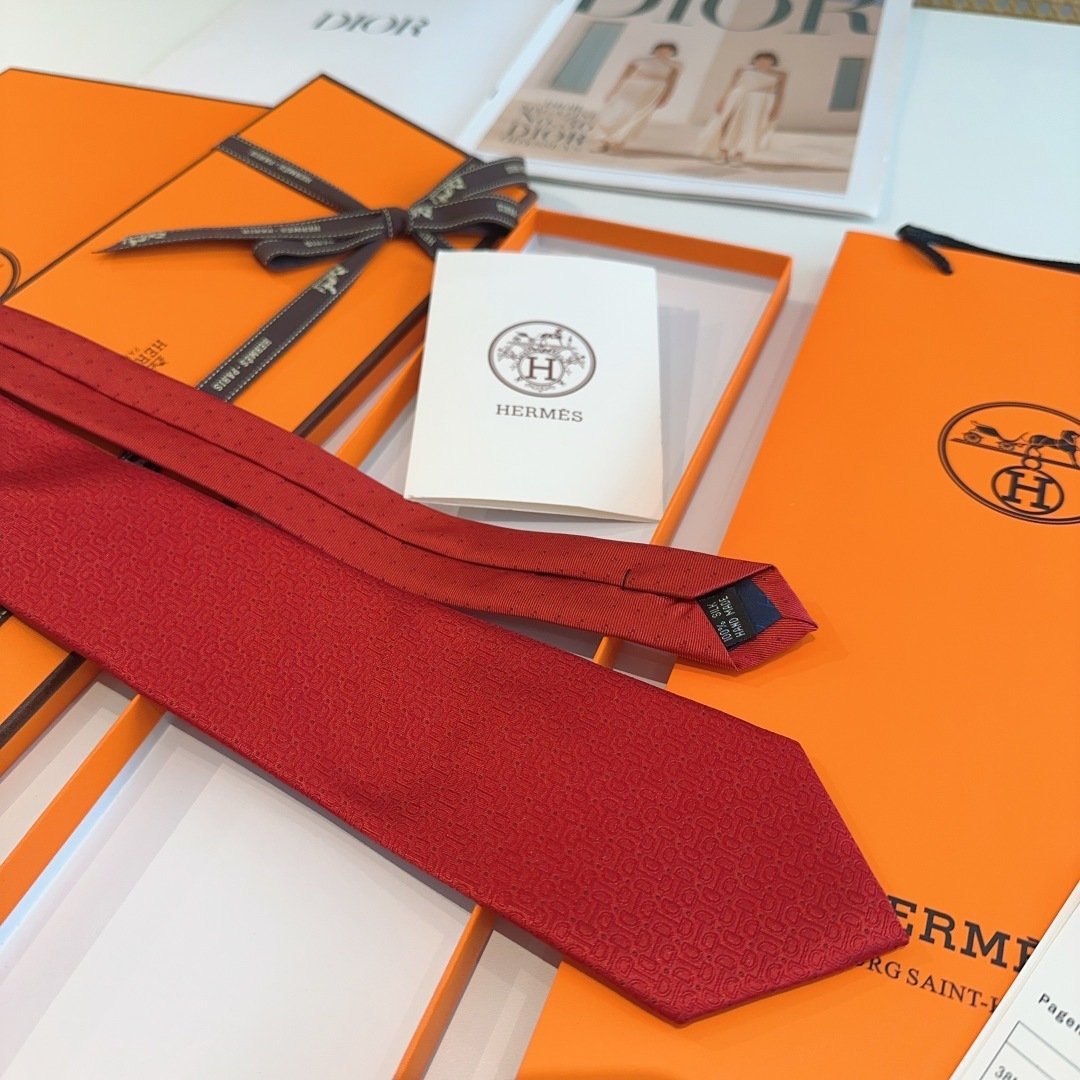 Hermès Burgundy Twill Silk Tie with Subtle Geometric Pattern - 图片 4
